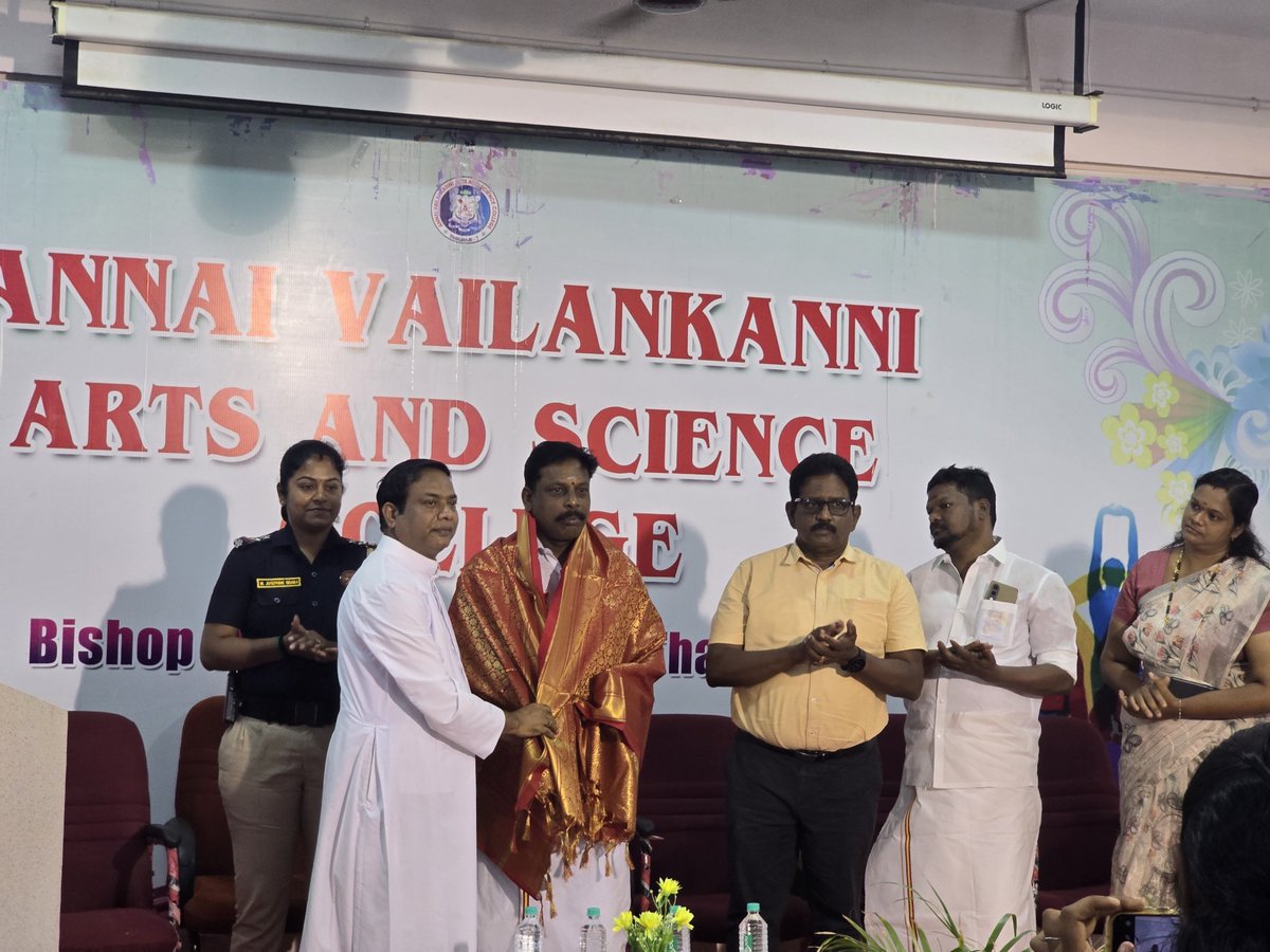 TSSattish's tweet photo. இன்று சிங்கப்பெண் சிறப்பு படை விழிப்புணர்வு நிகழ்ச்சி அன்னை வேளாங்கண்ணி கல்லூரி நடைபெற்றது இதில் சிறப்பு விருந்தினராக
தஞ்சாவூர் சட்டமன்ற உறுப்பினர்
திரு இரா.#விஜய்சரவணன் அவர்கள் கலந்து கொண்டு சிறப்புரையாற்றினார் 

@TVKVijayHQ #தமிழகவெற்றிக்கழகம்‌ 
#TVKVijay‌ #Thanjavur https://t.co/YqQEVB2xhk