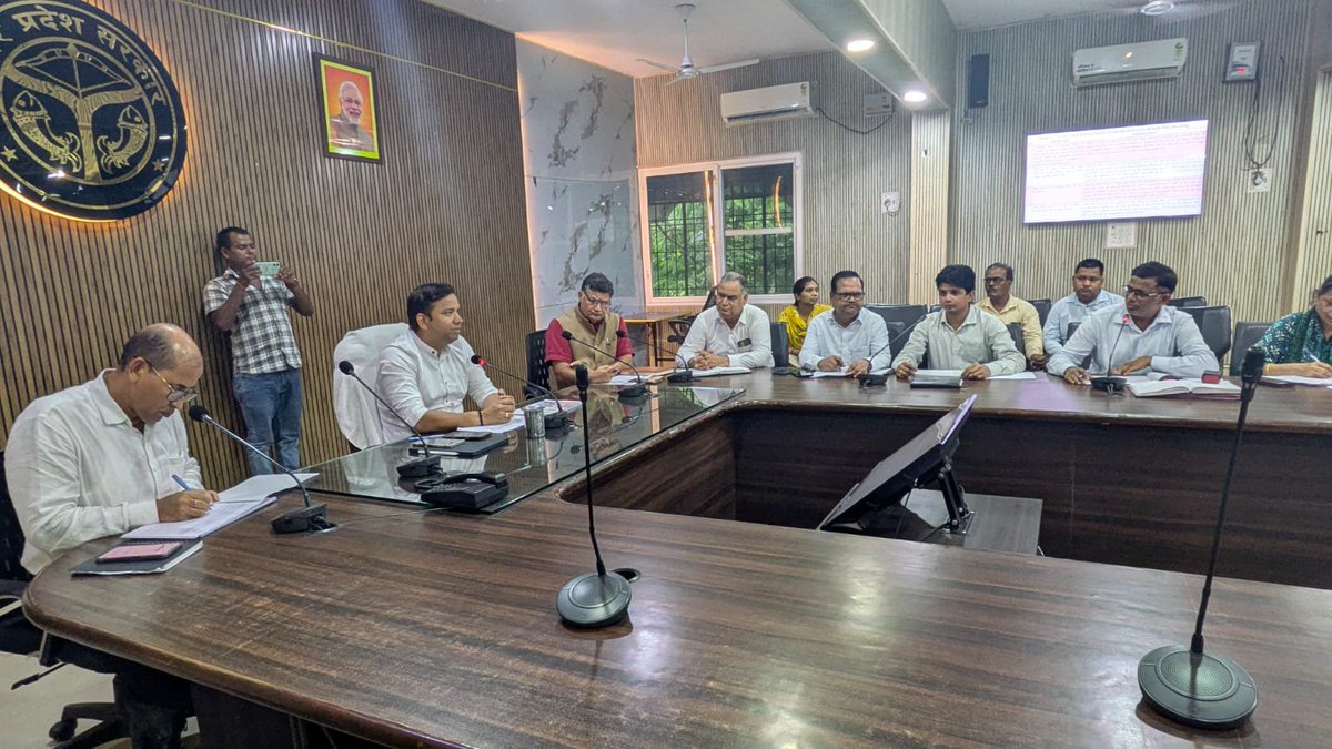 DM_Bhadohi's tweet photo. जिला पोषण समिति/पोषण मिशन की समीक्षा बैठक में कुपोषण मुक्त भदोही के लक्ष्य को लेकर विस्तृत समीक्षा की गई।

सभी आंगनबाड़ी केंद्रों पर पहुंच मार्ग, पेयजल, शौचालय, विद्युत, पंखा एवं अन्य मूलभूत सुविधाएं समयबद्ध रूप से सुनिश्चित करने के निर्देश दिए गए। साथ ही पोषाहार वितरण को शत-प्रतिशत करने, सैम (SAM) बच्चों के प्रभावी पुनर्वास तथा बच्चों, गर्भवती एवं धात्री माताओं तक योजनाओं का लाभ पारदर्शी एवं समयबद्ध ढंग से पहुंचाने पर विशेष बल दिया गया।

समन्वित प्रयास, सतत निगरानी और प्रभावी क्रियान्वयन से ही कुपोषण मुक्त भदोही का लक्ष्य साकार होगा।
@CMOfficeUP @ChiefSecyUP @UPGovt @InfoDeptU