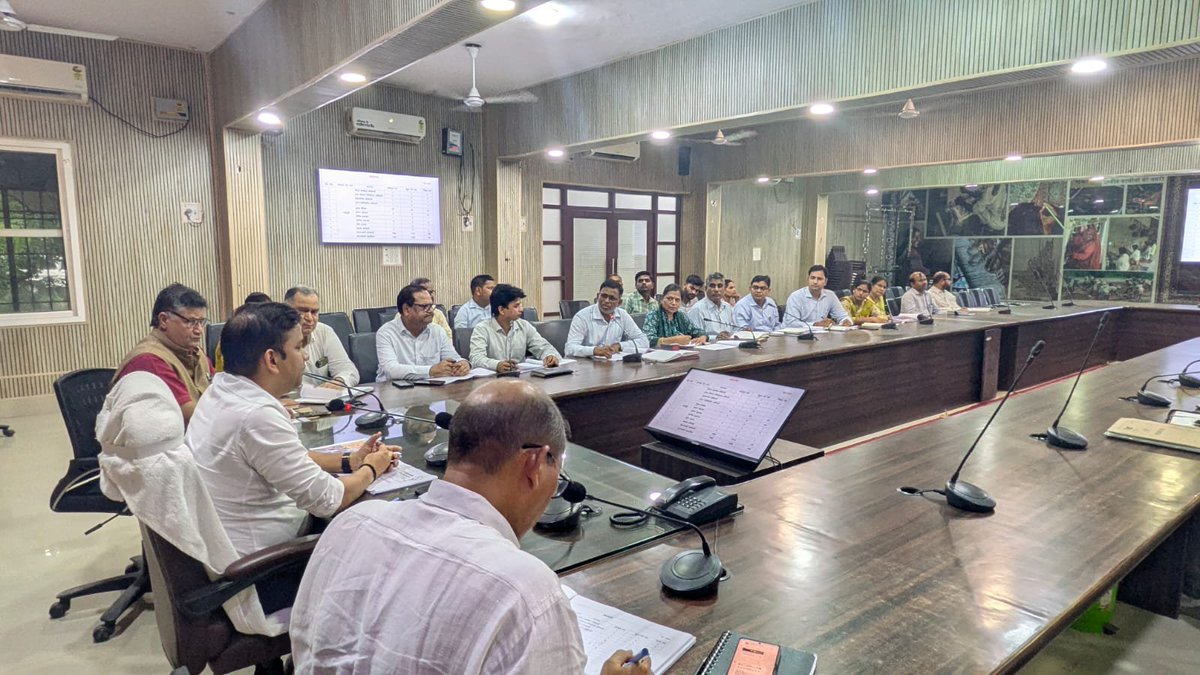 DM_Bhadohi's tweet photo. जिला पोषण समिति/पोषण मिशन की समीक्षा बैठक में कुपोषण मुक्त भदोही के लक्ष्य को लेकर विस्तृत समीक्षा की गई।

सभी आंगनबाड़ी केंद्रों पर पहुंच मार्ग, पेयजल, शौचालय, विद्युत, पंखा एवं अन्य मूलभूत सुविधाएं समयबद्ध रूप से सुनिश्चित करने के निर्देश दिए गए। साथ ही पोषाहार वितरण को शत-प्रतिशत करने, सैम (SAM) बच्चों के प्रभावी पुनर्वास तथा बच्चों, गर्भवती एवं धात्री माताओं तक योजनाओं का लाभ पारदर्शी एवं समयबद्ध ढंग से पहुंचाने पर विशेष बल दिया गया।

समन्वित प्रयास, सतत निगरानी और प्रभावी क्रियान्वयन से ही कुपोषण मुक्त भदोही का लक्ष्य साकार होगा।
@CMOfficeUP @ChiefSecyUP @UPGovt @InfoDeptU