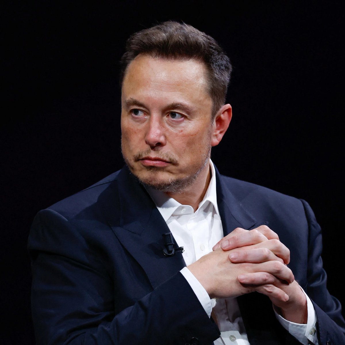 bpthaber's tweet photo. Elon Musk: “2036’da paranın önemi olmayacak, robotlar insanların tüm ihtiyaçlarını karşılayacak.”

Daron Acemoğlu: “O zaman neden yaklaşık 1 trilyon dolarlık servetini 2036 yılına kadar hayır kurumlarına bağışlama sözü vermiyorsun?”

Elon Musk: “Aslında ben de bunun gibi bir şey yapmayı düşünüyorum.”
