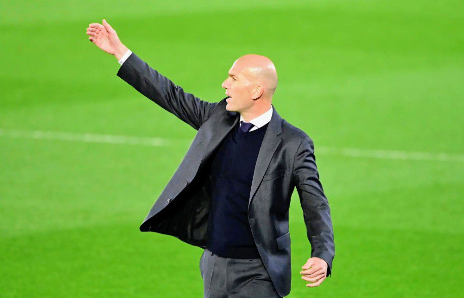 MarlyGRPala's tweet photo. L'ancien champion du monde #1998# et meneur de jeu de l'équipe de France, Zinedine Zidane va succéder ce mardi 28 juillet à l'ancien capitaine et entraîneur de l'équipe, Didier Deschamps à la tête des bleus.
Bon vent à toi #Zizou. https://t.co/WdYTZzNNCP