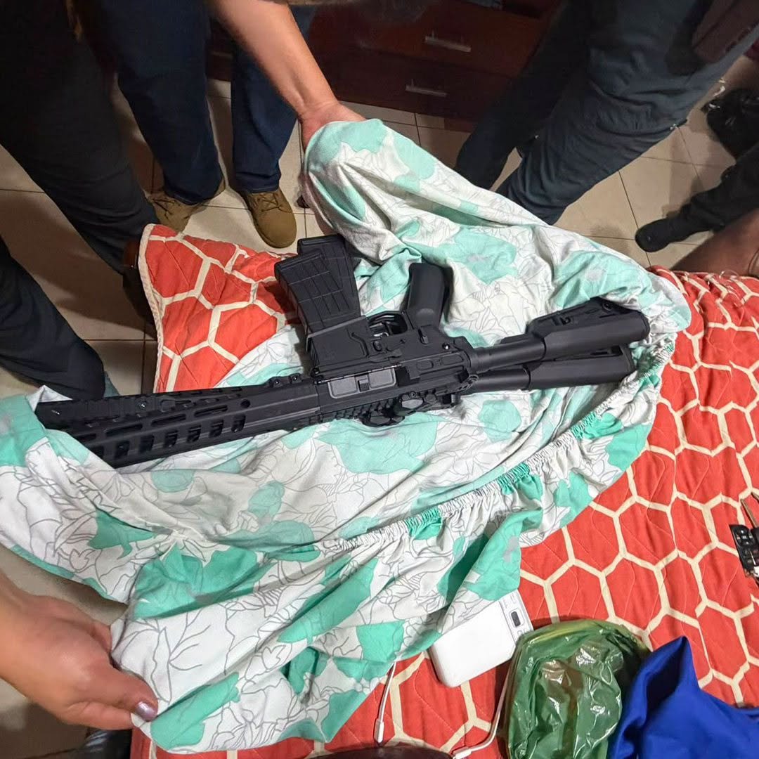_Noticias_Ecu's tweet photo. #Noticia || Cayó el BB de los GDO. En operativo ejecutado en Ponce Enríquez y El Oro capturan al exalcalde Baldor Bermeo, alias ‘B. B.’ señalado como financista de grupo criminal 

La intervención dejó 6 detenidos, 4 empresas intervenidas y 13 vehículos incautados. https://t.co/1kQgQ8yWnM