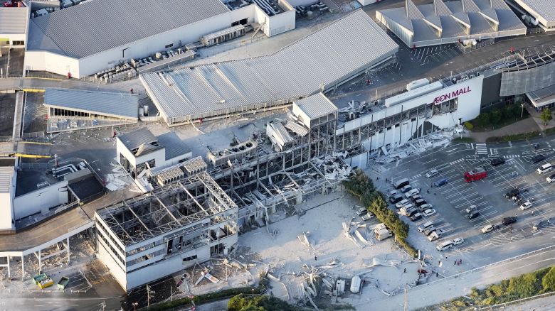 CNNEE's tweet photo. Un centro comercial se derrumbó parcialmente tras el fuerte terremoto que azotó la prefectura de Kumamoto, en el sur de Japón. 

Sigue las actualizaciones minuto a minuto aquí. https://t.co/O795pYY6hF https://t.co/BZB6eMqWur