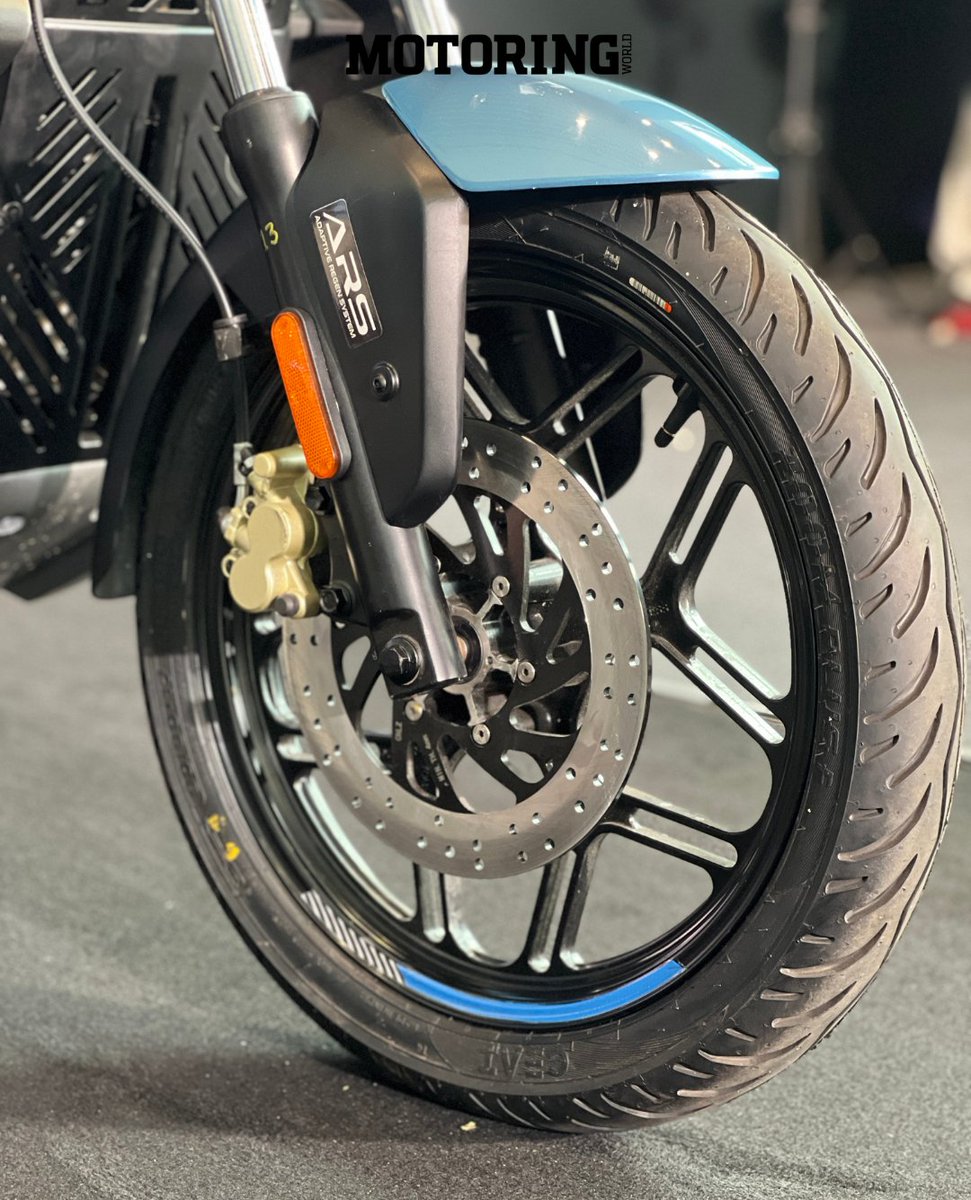 MyMotoringWorld's tweet photo. AVORE has launched its new EX2s electric motorcycle in India at ₹1,69,999 (ex-showroom). It packs a claimed 260 km IDC range, a 114 kph top speed, six ride modes, fast charging and a 7-inch TFT display with AI-powered features.

#AVORE #AVOREEX2s #ElectricBike #EVIndia https://t.co/LsbPOe3pEb