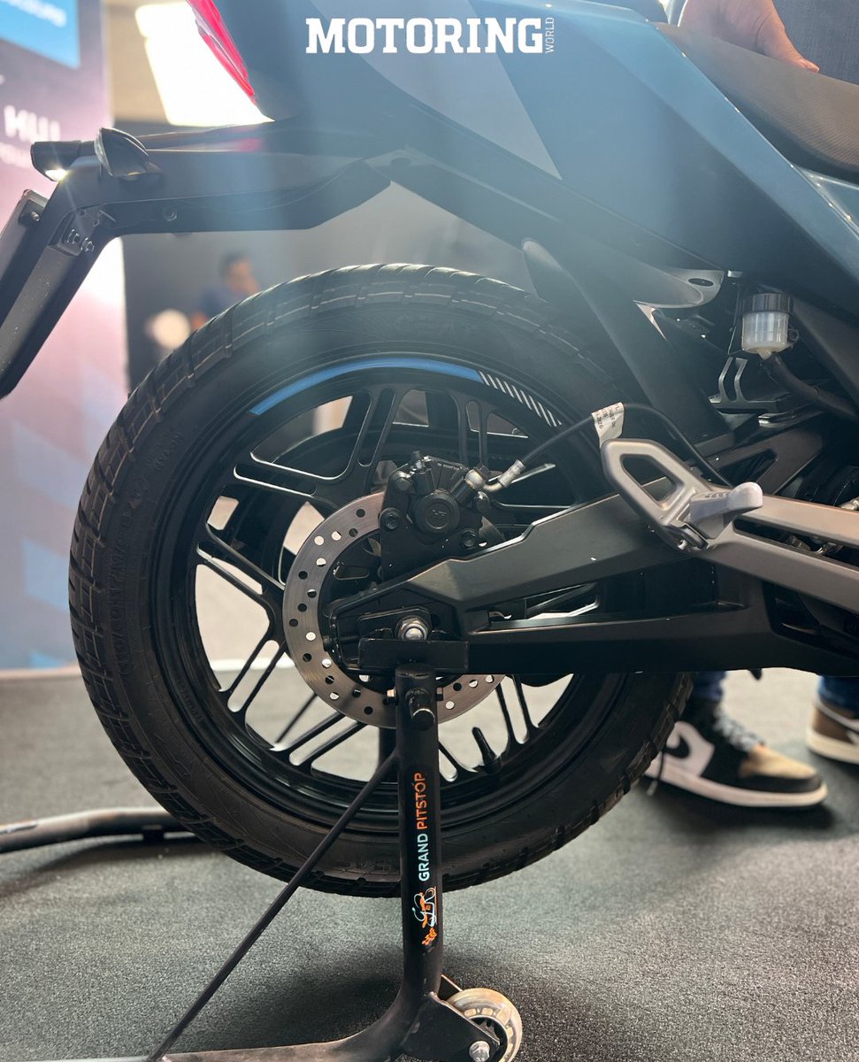 MyMotoringWorld's tweet photo. AVORE has launched its new EX2s electric motorcycle in India at ₹1,69,999 (ex-showroom). It packs a claimed 260 km IDC range, a 114 kph top speed, six ride modes, fast charging and a 7-inch TFT display with AI-powered features.

#AVORE #AVOREEX2s #ElectricBike #EVIndia https://t.co/LsbPOe3pEb
