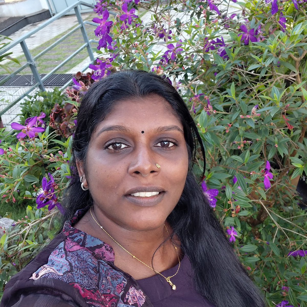 Revathi_Cutee's tweet photo. பூக்களோடு ஒரு சிறிய புன்னகை... நாளை அழகாக்க போதும். 💐😊 https://t.co/SpWjp9anLX