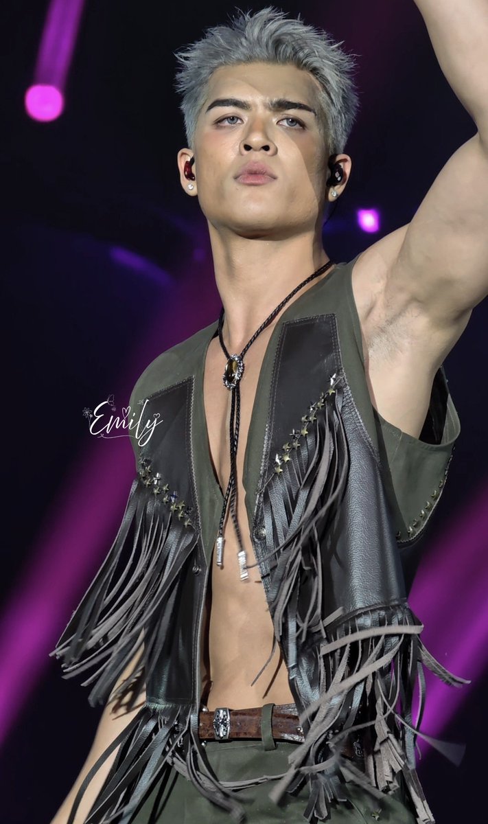 EmiLiaO3O's tweet photo. ตาย ตายยยยยย เก็บชั้นที

#JossGawinConcert 
#JossWayar https://t.co/kSToe8ZdCR