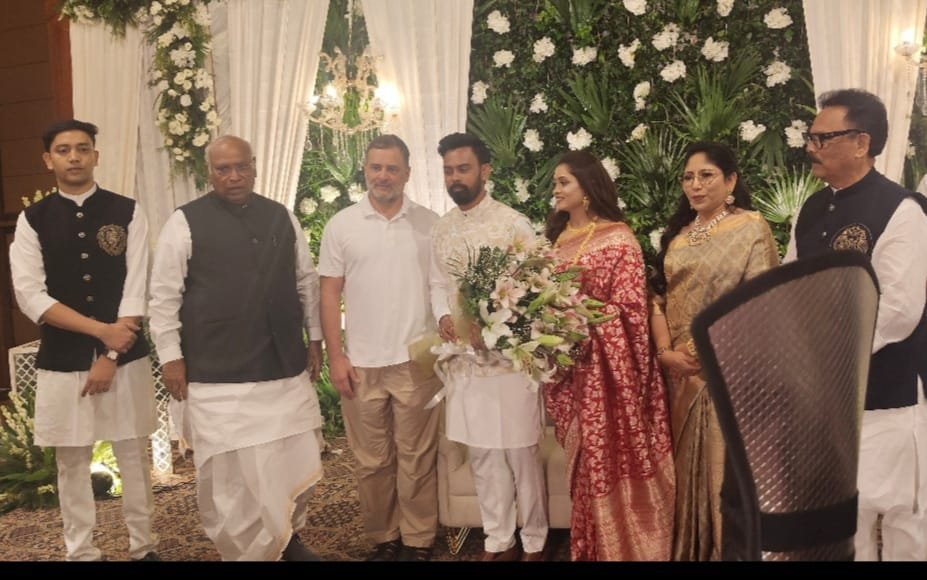 sukhdeobhagat's tweet photo. मेरे पुत्र अभिनव सिद्धार्थ के विवाहोपरांत आयोजित रिसेप्शन समारोह में कांग्रेस अध्यक्ष अध्यक्ष आदरणीय श्री @kharge जी एवं जननायक आदरणीय श्री @RahulGandhi जी,ने मेरे पुत्र के रिसेप्शन समारोह में शामिल होकर नवदंपति को अपना स्नेहिल शुभाशीष प्रदान किया तथा उनके सुखद, समृद्ध, सफल एवं मंगलमय वैवाहिक जीवन की मंगलकामनाएँ व्यक्त कीं।

अपने स्नेहपूर्ण आशीर्वाद से हमारे पूरे परिवार को सम्मानित करने के लिए आपका हृदय से आभार।🙏

आपकी आत्मीय उपस्थिति ने इस शुभ अवसर को जीवन भर की अविस्मरणीय स्मृति बना दिया। आपका स्नेह, अपनापन और शुभाशीष हमारे परिवार के लिए अमूल्य धरोहर हैं। मैं एवं मेरा समस्त परिवार आपके प्रति अपनी हार्दिक कृतज्ञता व्यक्त करते हैं। आपके स्नेह और विश्वास के लिए पुनः हृदय से धन्यवाद।🙏