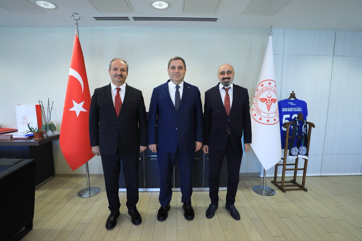 SSMahmutFaruk's tweet photo. 📍Sağlık Bakanlığı

Sağlık hizmetlerinin niteliğini artırmanın yolu, güçlü bir meslek mevzuatından geçmektedir.

Genel Başkan Yardımcımız Mustafa Irgatoğlu ile Sağlık Hizmetleri Genel Müdürü Sn. Dr. Hasan Basri Velioğlu’nu ziyaretimizde;

📌 Hekimlik Meslek Kanunu’nun hayata geçirilmesini,
📌 Hemşirelik ve Ebelik Meslek Kanunlarının günümüz ihtiyaçlarına göre revize edilmesini,
📌 Sağlık profesyonellerinin iş ve görev tanımlarının netleştirilmesini,
📌 Tüm sağlık meslek grupları için çağın gereklerine uygun meslek kanunlarının oluşturulmasını bir kez daha dile getirdik.

Nazik kabulleri, yapıcı yaklaşımları ve verimli değerlendirmeleri dolayısıyla Sağlık Hizmetleri Genel Müdürü Sn. Dr. Hasan Basri Velioğlu'na teşekkür ediyor, çalışmalarında başarılar diliyorum.