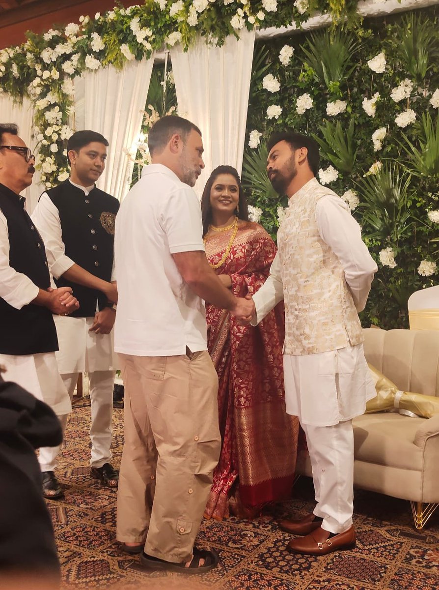 sukhdeobhagat's tweet photo. मेरे पुत्र अभिनव सिद्धार्थ के विवाहोपरांत आयोजित रिसेप्शन समारोह में कांग्रेस अध्यक्ष अध्यक्ष आदरणीय श्री @kharge जी एवं जननायक आदरणीय श्री @RahulGandhi जी,ने मेरे पुत्र के रिसेप्शन समारोह में शामिल होकर नवदंपति को अपना स्नेहिल शुभाशीष प्रदान किया तथा उनके सुखद, समृद्ध, सफल एवं मंगलमय वैवाहिक जीवन की मंगलकामनाएँ व्यक्त कीं।

अपने स्नेहपूर्ण आशीर्वाद से हमारे पूरे परिवार को सम्मानित करने के लिए आपका हृदय से आभार।🙏

आपकी आत्मीय उपस्थिति ने इस शुभ अवसर को जीवन भर की अविस्मरणीय स्मृति बना दिया। आपका स्नेह, अपनापन और शुभाशीष हमारे परिवार के लिए अमूल्य धरोहर हैं। मैं एवं मेरा समस्त परिवार आपके प्रति अपनी हार्दिक कृतज्ञता व्यक्त करते हैं। आपके स्नेह और विश्वास के लिए पुनः हृदय से धन्यवाद।🙏