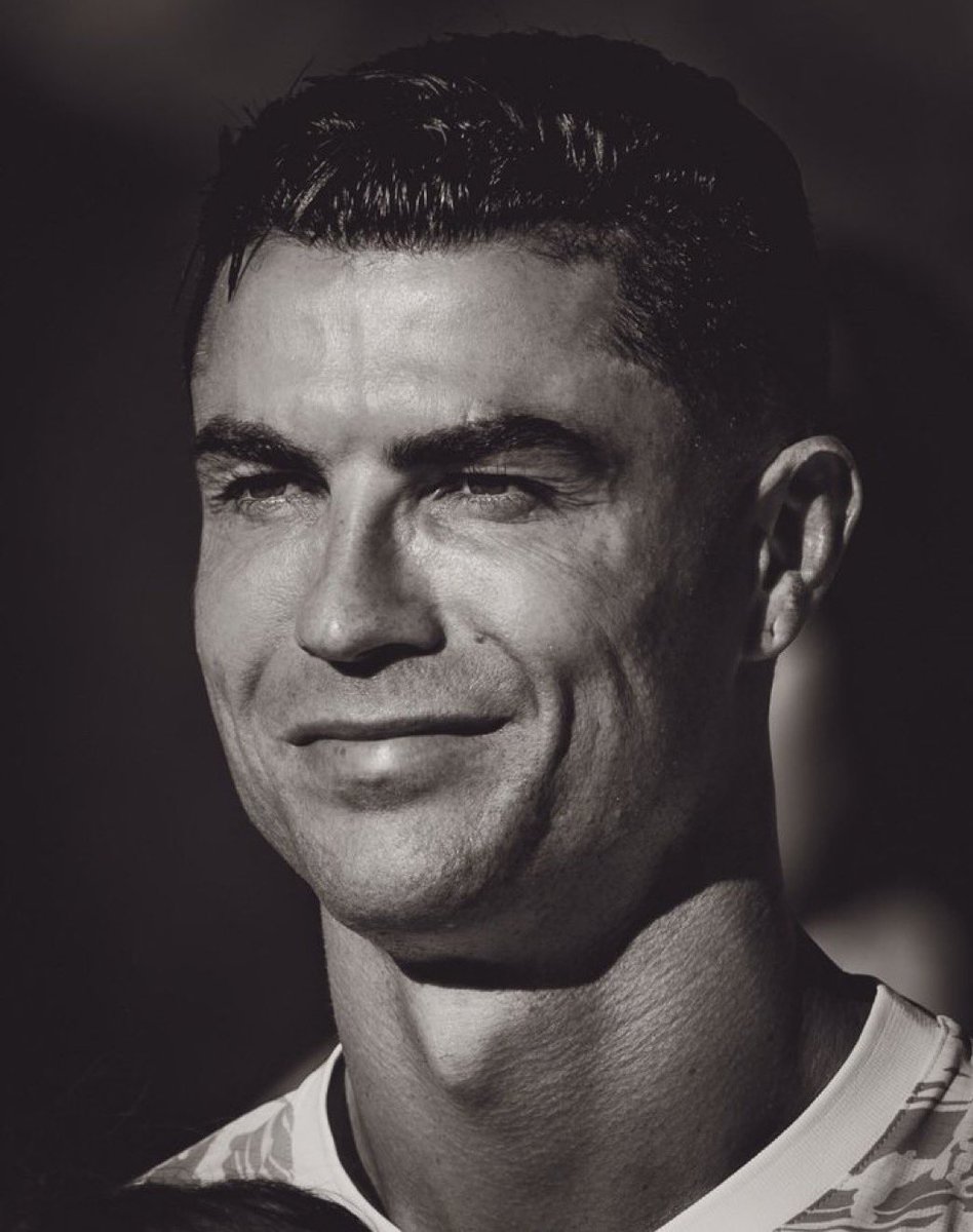 atCR7_'s tweet photo. إن كُنت تجهل 

ترا كريستيانو صنع 303 اهداف 🐐🐐🔥 https://t.co/NPp6t7hyr2
