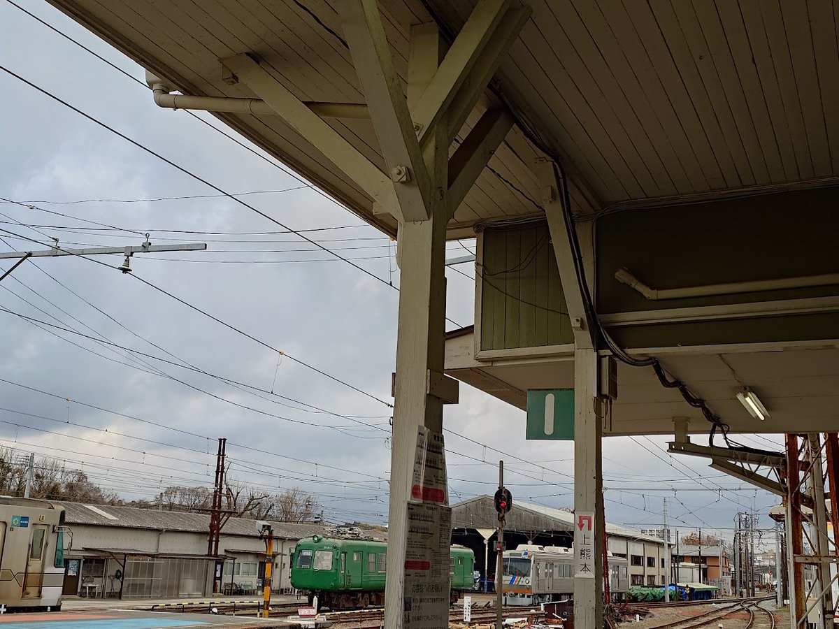 korosukeponta's tweet photo. おはよーございます(^O^)／
熊本市の北熊本駅。駅舎としての📷をとるつもりではなかったのですが、一昨日の地震のこともありアップしました。車両は左から旧営団3000系、東急5000系、静鉄1000系。被害が少ないことを願っています。 https://t.co/fEaAfTpipB