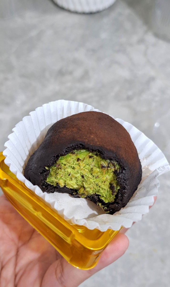 bellanabilah27's tweet photo. kombinasi dark chocolate 85% plus pistachio kunafa yang manis kayak akuu^^ literally bittersweet yang sesungguhnya 🤤 cukup mengurangi stress https://t.co/JYFyovwtb7