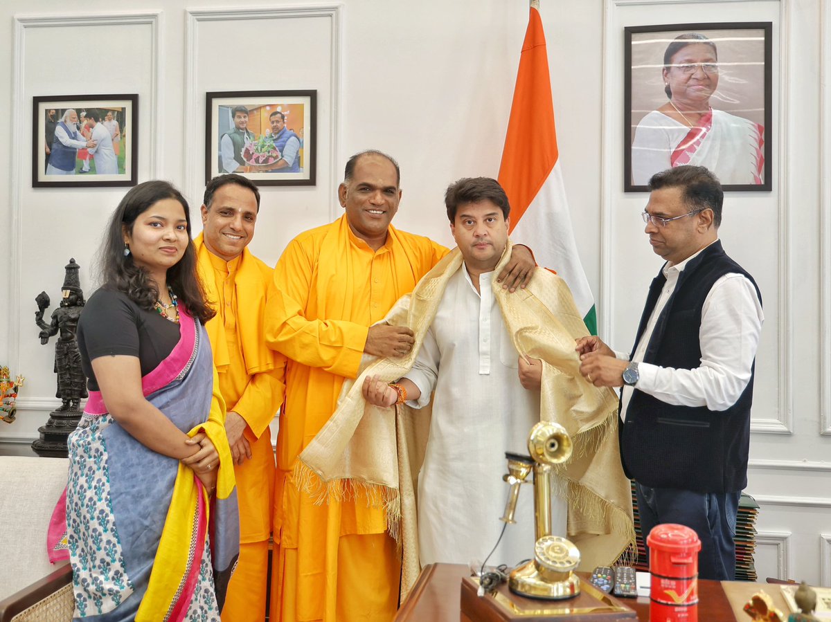ShashiTharoor's tweet photo. Delighted that this request of mine to honour the legendary #SriKarunakaraGuru of Thiruvananthapuram has been approved by the Government of India. My thanks to @JM_Scindia who promptly acceded to our request for a meeting and discussion with representatives of @santhigirinews including @Swamigururetnam to make the case for this decision.  🙏🏼