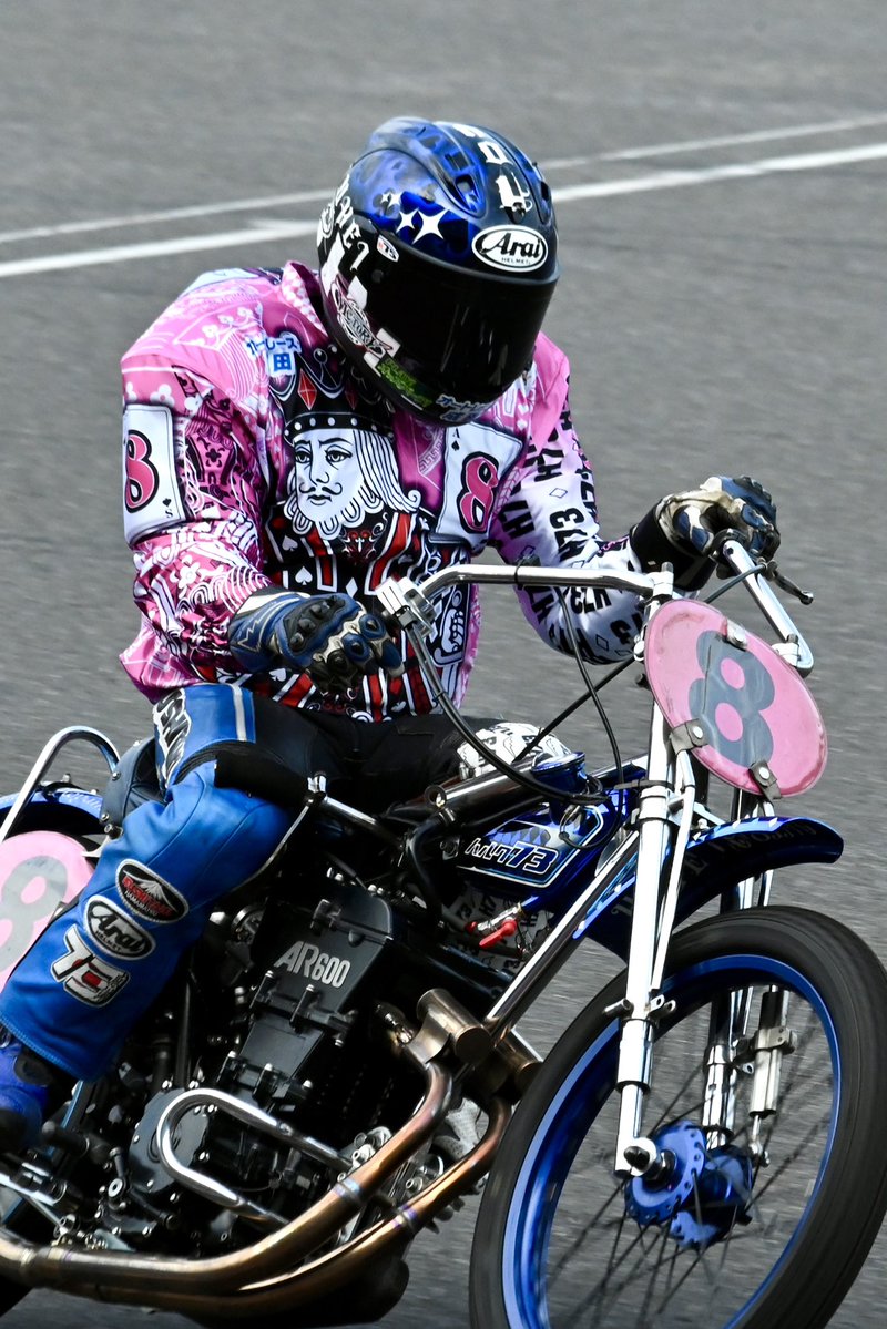 AutoNii53199's tweet photo. 川口オート 第20回週刊実話杯
青山周平選手（1/2）
3枚目は難易度がより高い奥の青山選手に合わせたんですが、苦労しても手前の選手に合わせた方が映えてしまうんですよね。 https://t.co/ERtA0rfX0M