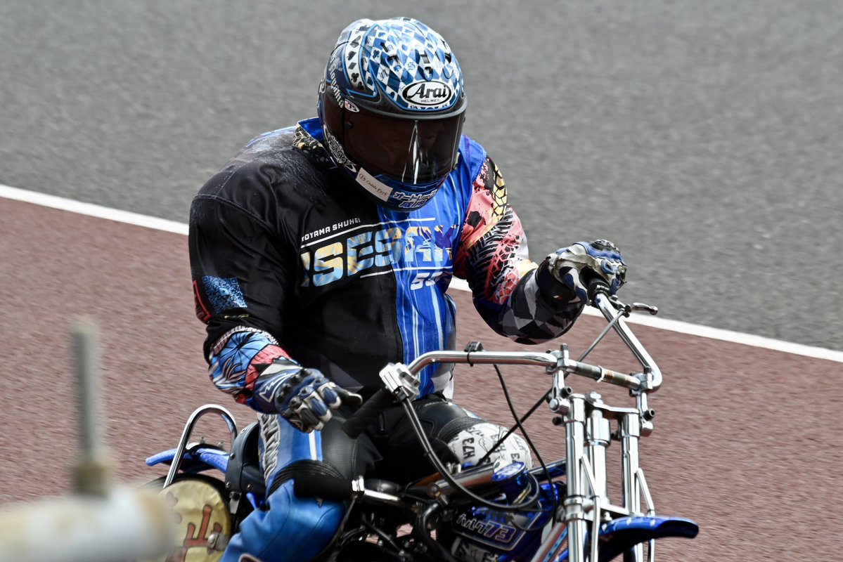 AutoNii53199's tweet photo. 川口オート 第20回週刊実話杯
青山周平選手（1/2）
3枚目は難易度がより高い奥の青山選手に合わせたんですが、苦労しても手前の選手に合わせた方が映えてしまうんですよね。 https://t.co/ERtA0rfX0M