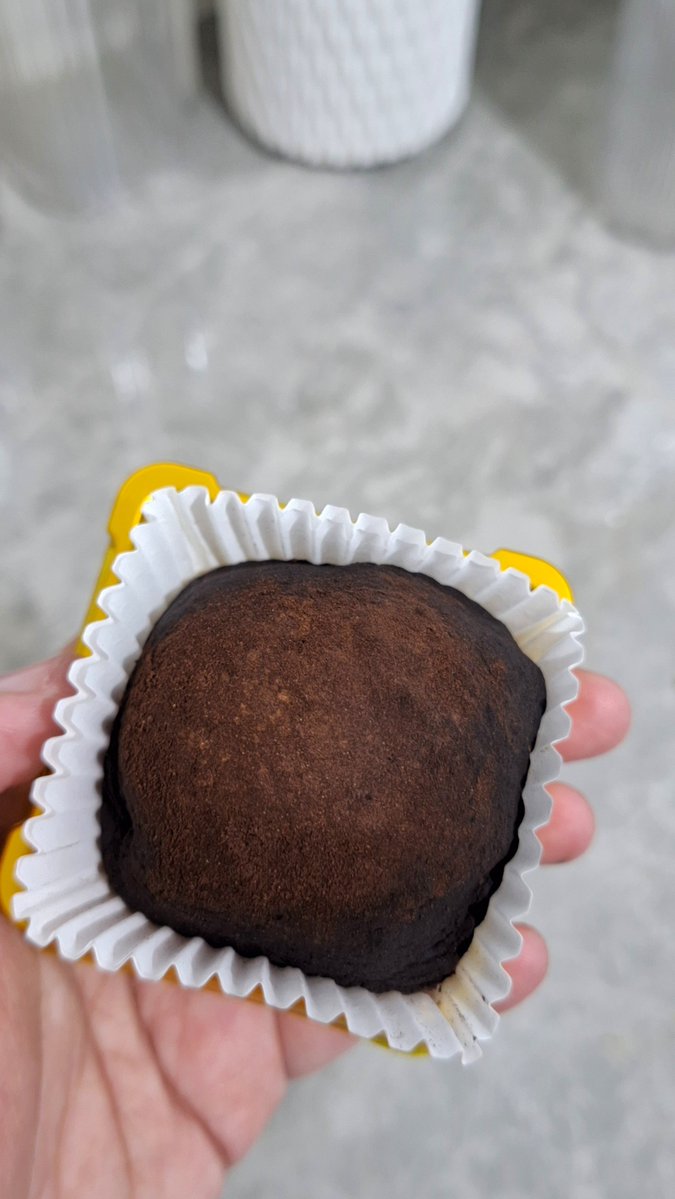 bellanabilah27's tweet photo. kombinasi dark chocolate 85% plus pistachio kunafa yang manis kayak akuu^^ literally bittersweet yang sesungguhnya 🤤 cukup mengurangi stress https://t.co/JYFyovwtb7