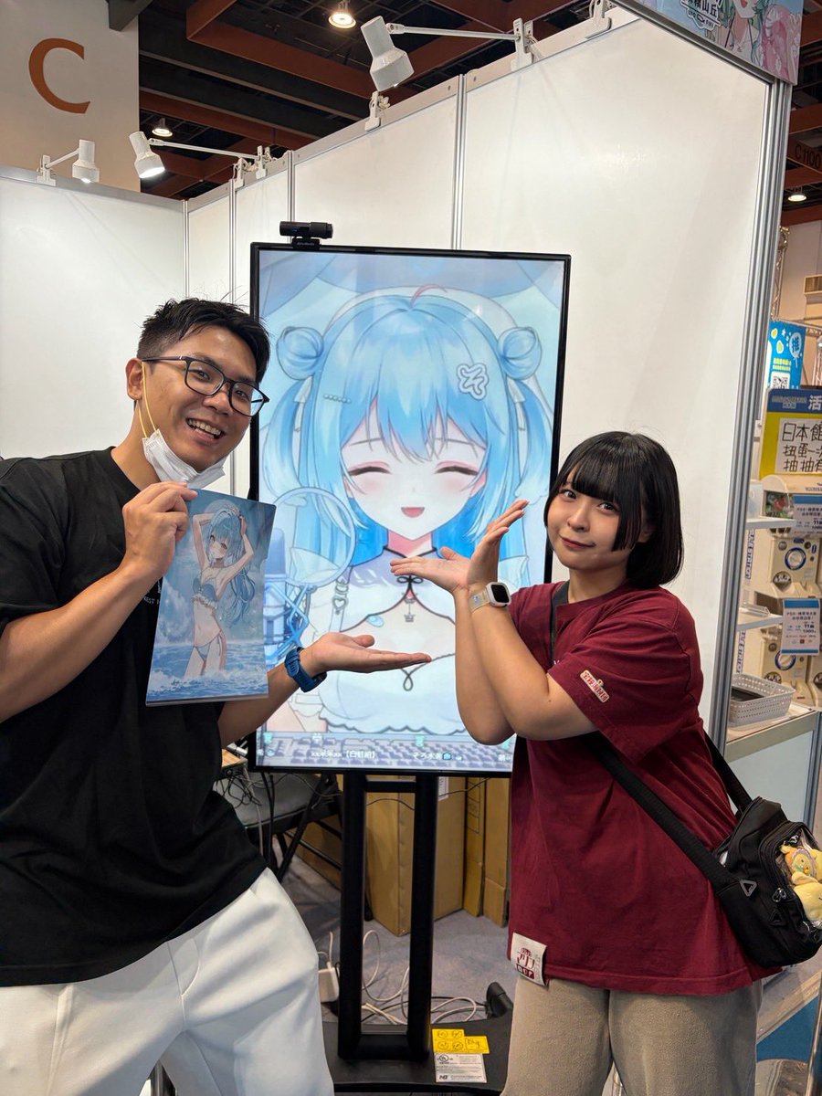 sidlmc88's tweet photo. 漫博好開心
人生第一次這麼推一個Vtuber
第一次想弄祭壇、第一次想做痛包、第一次知道原來帶飯友吃飯這麼開心
甚至以前根本沒有看直播或補檔的習慣
真的就是一個晚上心情很不好，很疲勞
YT跳出來還不是歌回是ASMR
點進去然後就陷進去了
真的是在這茫茫人海中找到了妳
我努力推主播的

#水縹色に染まる https://t.co/TcXz0jJkqh