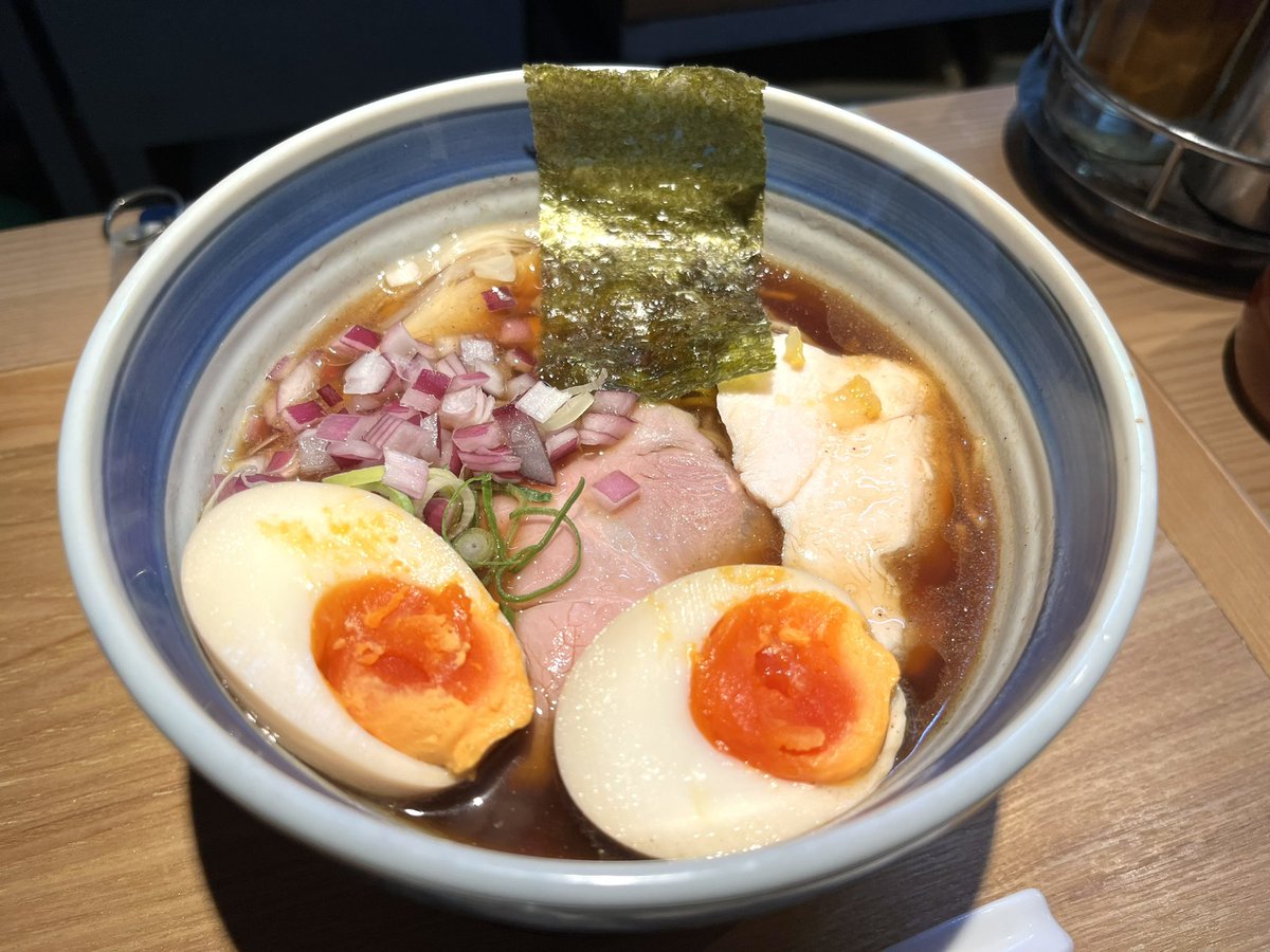 mensuki_men's tweet photo. おダシと銀しゃり 中華そば二兎
@名古屋市中村区

熟成醤油の中華そば、TP味玉
レアチャーシュー丼

出張のお昼にコチラへ💁‍♂️
目の前の方まで順調にご案内
暑いから助かる〜と思いきや直前で入店待ち🥵
低下水パツパツ麺に出汁の効いた醤油
大汗かいた後の塩分補給に🍜は最適😉
ご馳走様でした💯 https://t.co/gEhC0BWcuA