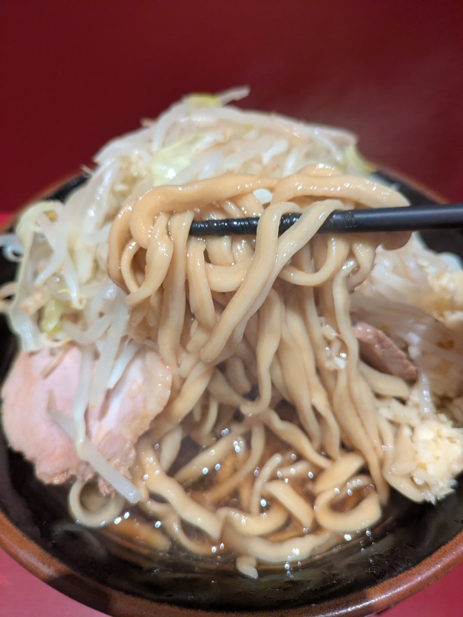 anchor323's tweet photo. 7月28日　荻窪二郎
ラーメン豚2枚@ニンニク

久しぶりの荻窪訪問。
19:00過ぎの到着で空席5。
退店時空席4。
途中の家系に20人くらいの並びに比べるとガラガラだ。

おー、完全非乳化のブラックスープ。
おっさんからすると、食べやすくて有難い。
でもやはり、ドカンとくる旨みの暴力も欲しいなぁ。 https://t.co/VAy2mR08XN