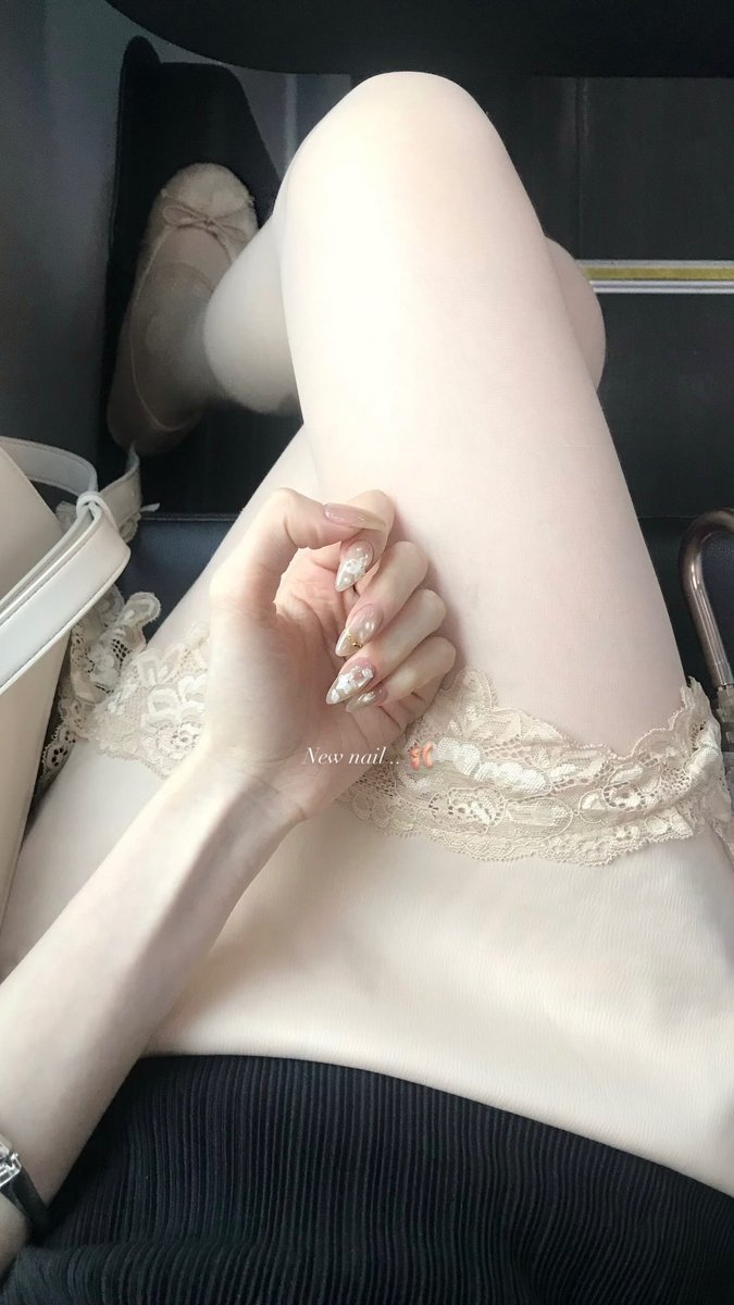 archivemymind's tweet photo. 어제 스토리 속 스커트도 이거였답니다
올리자마자 정보내노으라고 스답쏟아짐

네일햇다고 올렷는데 네일보다 더 주목받은 스커트 .. 🩰🦢 https://t.co/CK6B14mRsT