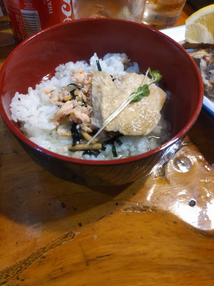 ryusuke54's tweet photo. いやー食った食った。
居酒屋なのに骨付き唐揚げこれで1050円は安すぎるッ！ https://t.co/aNoU0yX3Qr