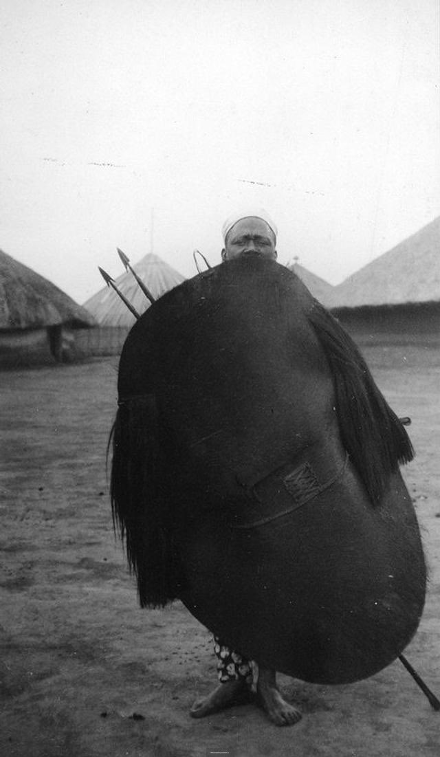 frankonX_'s tweet photo. Men carrying a buffalo hide shield.
Cameroon, Central Africa.

Date 1929-1936 https://t.co/0XNvFDxoAZ