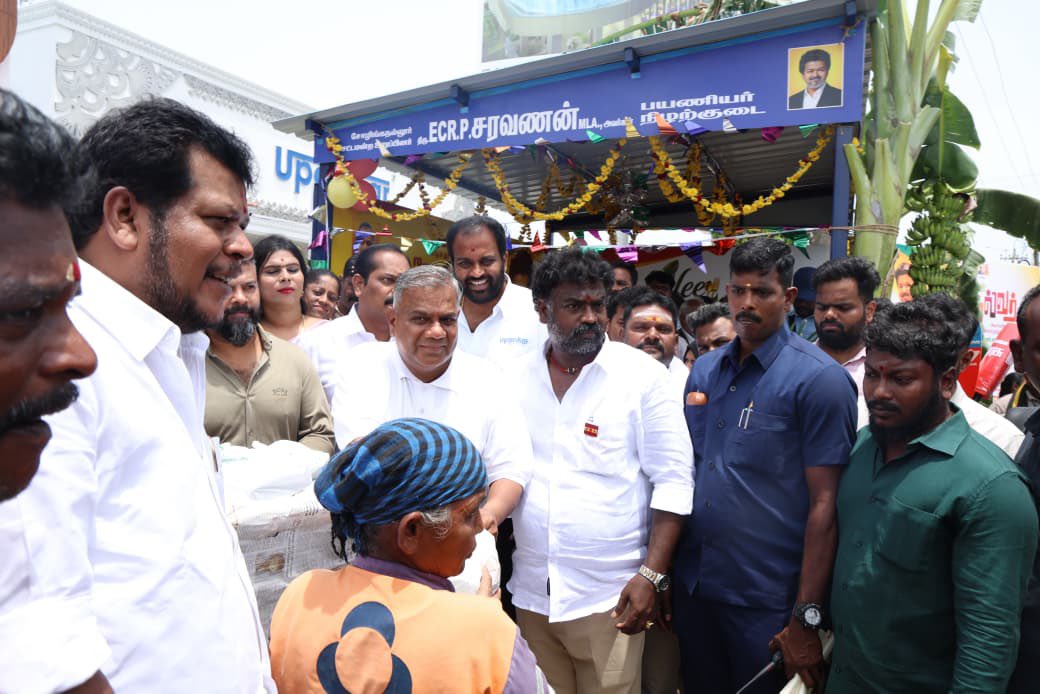 KiruthikaK11614's tweet photo. மாண்புமிகு தமிழ்நாடு முதலமைச்சர் அவர்களின் வாழ்த்துக்களுடன்,

இன்று (28.07.2026) செவ்வாய்க்கிழமை,

மாண்புமிகு ஊரக வளர்ச்சி மற்றும் நீர்வளத்துறை அமைச்சர் திரு.N.ஆனந்த் MLA அவர்கள், சென்னை சோழிங்கநல்லூர் சட்டமன்றத் தொகுதிக்குட்பட்ட அக்கரை பகுதியில், பொதுமக்களின் பயன்பாட்டிற்காக புதிதாக அமைக்கப்பட்ட பயணியர் நிழற்குடையை திறந்து வைத்தார்.!

அதனைத் தொடர்ந்து, அப்பகுதி பொதுமக்களுடன் கலந்துரையாடிய அமைச்சர் அவர்கள், அவர்களின் கோரிக்கைகளை கேட்டறிந்து, அனைவருக்கும் உணவுகளை பரிமாறினார்.

இந்நிகழ்வில், மாண்புமிகு கைத்தறி, துணிநூல் மற்றும் கதர்த் துறை அமைச்சர் திரு.M.விஜய் பாலாஜி அவர்கள் கலந்து கொள்ள, மாண்புமிகு சோழிங்கநல்லூர் சட்டமன்ற உறுப்பினர் திரு.ECR.P.சரவணன் MLA அவர்கள் முன்னிலை வகித்தார். மேலும் பொதுமக்கள் கலந்து கொண்டு நிகழ்ச்சியை சிறப்பித்தனர்.