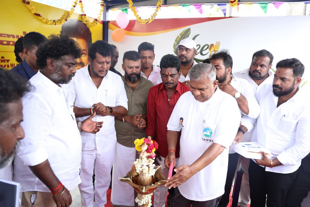KiruthikaK11614's tweet photo. மாண்புமிகு தமிழ்நாடு முதலமைச்சர் அவர்களின் வாழ்த்துக்களுடன்,

இன்று (28.07.2026) செவ்வாய்க்கிழமை,

மாண்புமிகு ஊரக வளர்ச்சி மற்றும் நீர்வளத்துறை அமைச்சர் திரு.N.ஆனந்த் MLA அவர்கள், சென்னை சோழிங்கநல்லூர் சட்டமன்றத் தொகுதிக்குட்பட்ட அக்கரை பகுதியில், பொதுமக்களின் பயன்பாட்டிற்காக புதிதாக அமைக்கப்பட்ட பயணியர் நிழற்குடையை திறந்து வைத்தார்.!

அதனைத் தொடர்ந்து, அப்பகுதி பொதுமக்களுடன் கலந்துரையாடிய அமைச்சர் அவர்கள், அவர்களின் கோரிக்கைகளை கேட்டறிந்து, அனைவருக்கும் உணவுகளை பரிமாறினார்.

இந்நிகழ்வில், மாண்புமிகு கைத்தறி, துணிநூல் மற்றும் கதர்த் துறை அமைச்சர் திரு.M.விஜய் பாலாஜி அவர்கள் கலந்து கொள்ள, மாண்புமிகு சோழிங்கநல்லூர் சட்டமன்ற உறுப்பினர் திரு.ECR.P.சரவணன் MLA அவர்கள் முன்னிலை வகித்தார். மேலும் பொதுமக்கள் கலந்து கொண்டு நிகழ்ச்சியை சிறப்பித்தனர்.