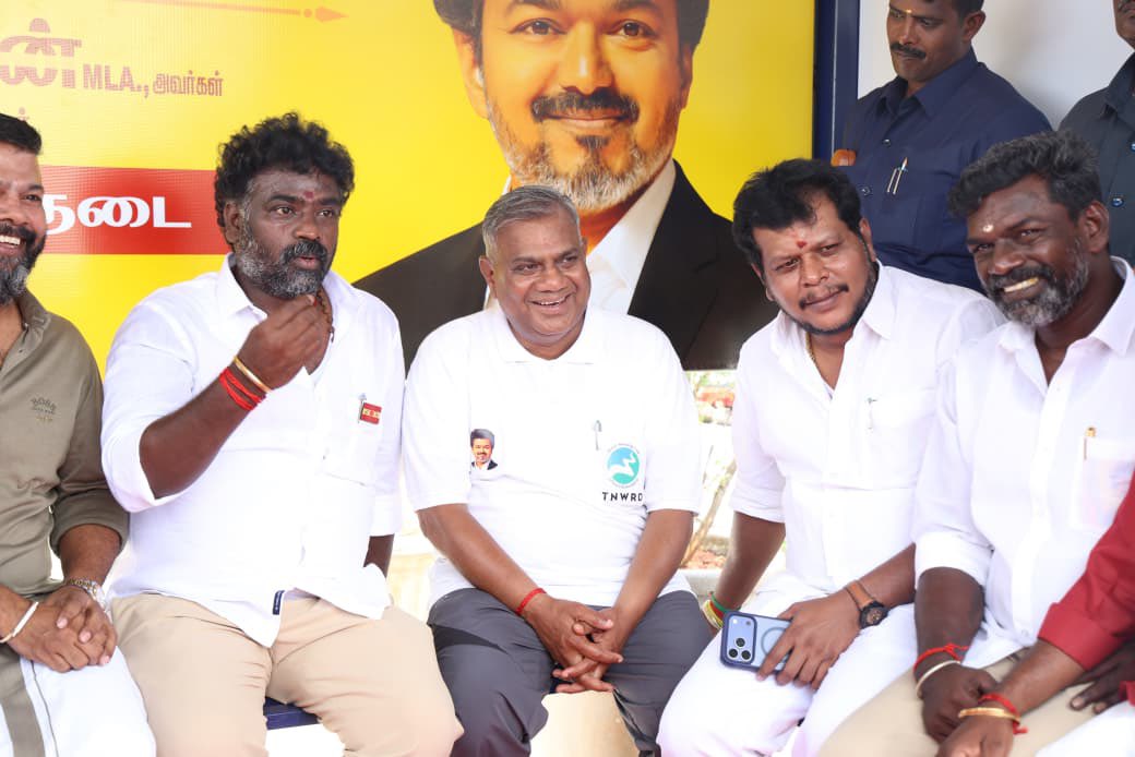 KiruthikaK11614's tweet photo. மாண்புமிகு தமிழ்நாடு முதலமைச்சர் அவர்களின் வாழ்த்துக்களுடன்,

இன்று (28.07.2026) செவ்வாய்க்கிழமை,

மாண்புமிகு ஊரக வளர்ச்சி மற்றும் நீர்வளத்துறை அமைச்சர் திரு.N.ஆனந்த் MLA அவர்கள், சென்னை சோழிங்கநல்லூர் சட்டமன்றத் தொகுதிக்குட்பட்ட அக்கரை பகுதியில், பொதுமக்களின் பயன்பாட்டிற்காக புதிதாக அமைக்கப்பட்ட பயணியர் நிழற்குடையை திறந்து வைத்தார்.!

அதனைத் தொடர்ந்து, அப்பகுதி பொதுமக்களுடன் கலந்துரையாடிய அமைச்சர் அவர்கள், அவர்களின் கோரிக்கைகளை கேட்டறிந்து, அனைவருக்கும் உணவுகளை பரிமாறினார்.

இந்நிகழ்வில், மாண்புமிகு கைத்தறி, துணிநூல் மற்றும் கதர்த் துறை அமைச்சர் திரு.M.விஜய் பாலாஜி அவர்கள் கலந்து கொள்ள, மாண்புமிகு சோழிங்கநல்லூர் சட்டமன்ற உறுப்பினர் திரு.ECR.P.சரவணன் MLA அவர்கள் முன்னிலை வகித்தார். மேலும் பொதுமக்கள் கலந்து கொண்டு நிகழ்ச்சியை சிறப்பித்தனர்.