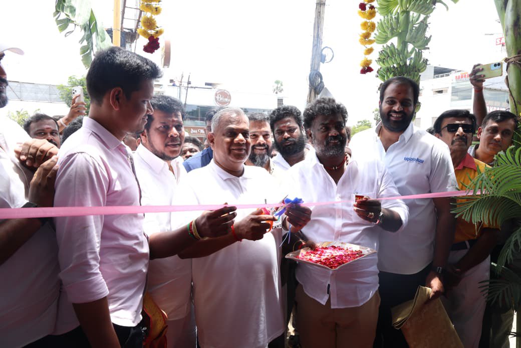 KiruthikaK11614's tweet photo. மாண்புமிகு தமிழ்நாடு முதலமைச்சர் அவர்களின் வாழ்த்துக்களுடன்,

இன்று (28.07.2026) செவ்வாய்க்கிழமை,

மாண்புமிகு ஊரக வளர்ச்சி மற்றும் நீர்வளத்துறை அமைச்சர் திரு.N.ஆனந்த் MLA அவர்கள், சென்னை சோழிங்கநல்லூர் சட்டமன்றத் தொகுதிக்குட்பட்ட அக்கரை பகுதியில், பொதுமக்களின் பயன்பாட்டிற்காக புதிதாக அமைக்கப்பட்ட பயணியர் நிழற்குடையை திறந்து வைத்தார்.!

அதனைத் தொடர்ந்து, அப்பகுதி பொதுமக்களுடன் கலந்துரையாடிய அமைச்சர் அவர்கள், அவர்களின் கோரிக்கைகளை கேட்டறிந்து, அனைவருக்கும் உணவுகளை பரிமாறினார்.

இந்நிகழ்வில், மாண்புமிகு கைத்தறி, துணிநூல் மற்றும் கதர்த் துறை அமைச்சர் திரு.M.விஜய் பாலாஜி அவர்கள் கலந்து கொள்ள, மாண்புமிகு சோழிங்கநல்லூர் சட்டமன்ற உறுப்பினர் திரு.ECR.P.சரவணன் MLA அவர்கள் முன்னிலை வகித்தார். மேலும் பொதுமக்கள் கலந்து கொண்டு நிகழ்ச்சியை சிறப்பித்தனர்.