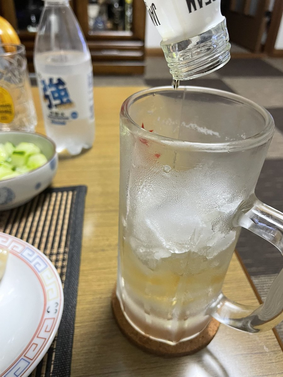 maezy6's tweet photo. あーぁ、空いちゃった…（涙）
残りハイボール2杯分だった「ジム ビーム」はアル中おやじの胃袋に消えていくのであった。

お手頃価格のバーボンだけど昔はあまり飲んだ覚えないんだよね。今は大抵の居酒屋に「ジム ビーム ハイボール」があって、飲み放題でガブガブ飲んでいる。

また会おう！（笑） https://t.co/Tf0j7C3eed
