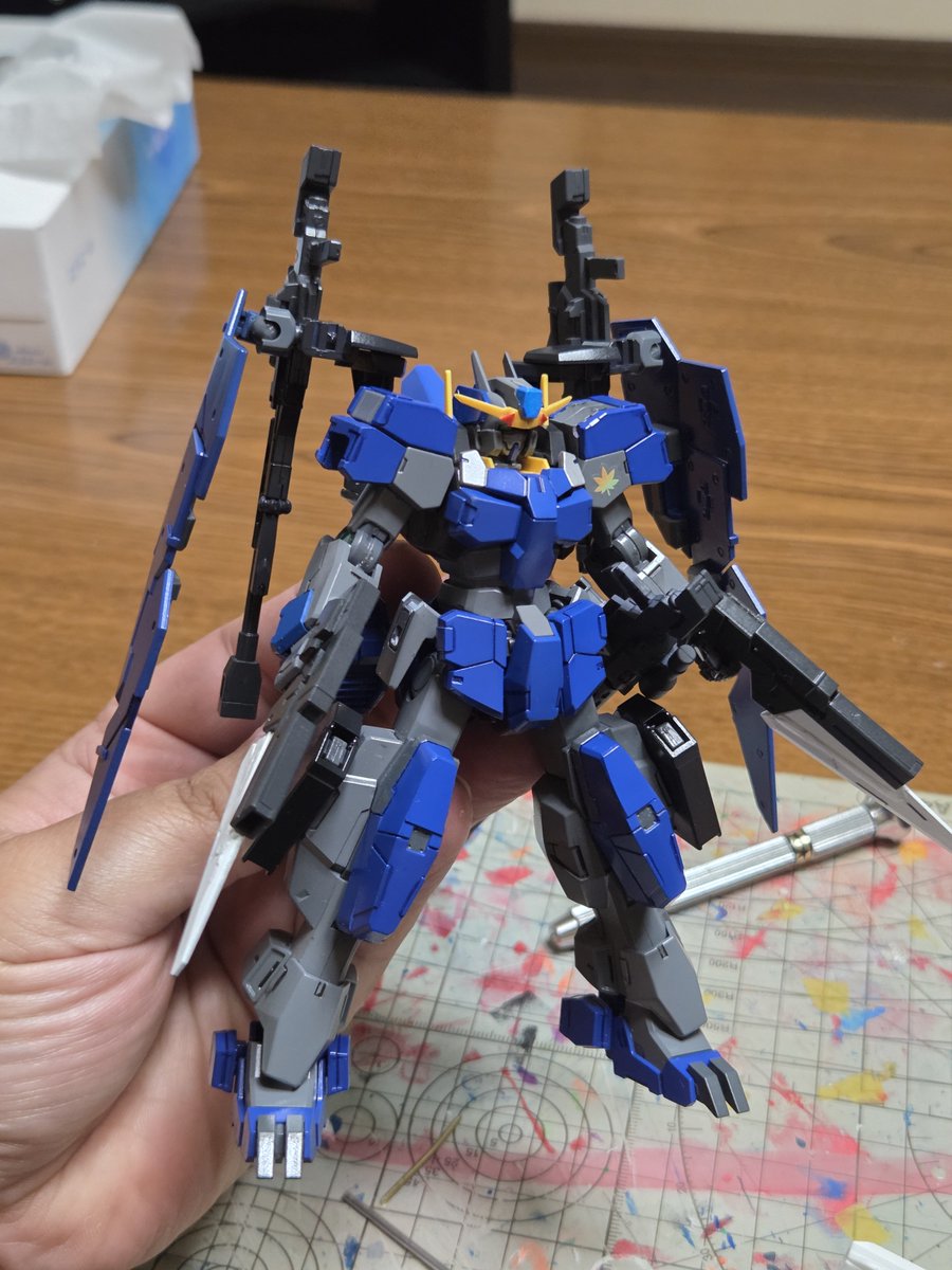 subaru130614's tweet photo. 持てるだけフル装備、腰に超長距離ライフルはさすがに邪魔になるな…… https://t.co/I2fsLWKnKv