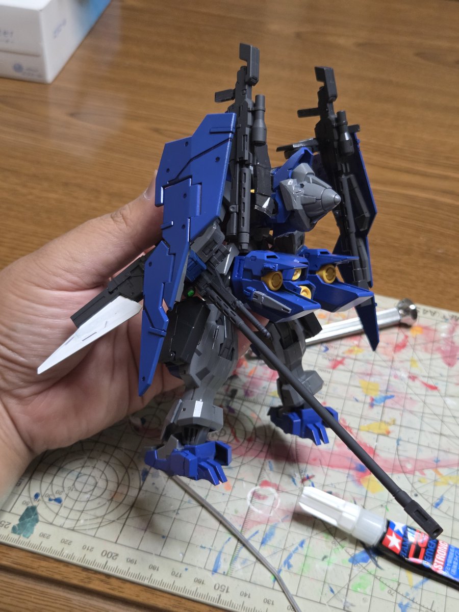 subaru130614's tweet photo. 持てるだけフル装備、腰に超長距離ライフルはさすがに邪魔になるな…… https://t.co/I2fsLWKnKv