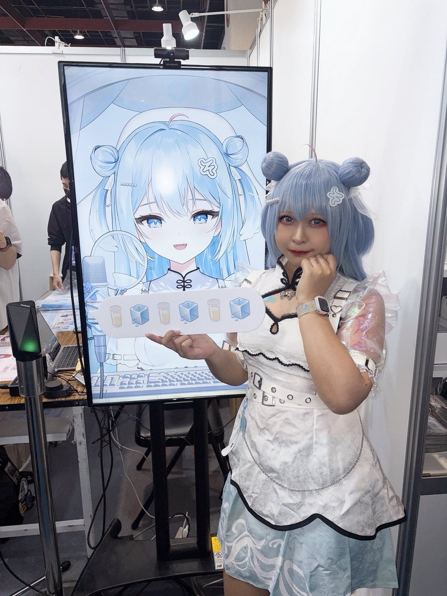 asada_ushi_'s tweet photo. Coser牛和本體牛！
第一次強烈體驗到什麼叫做展場的死亡光線^-𖥦-^💭

主播是第一位有動力讓我遠征&amp;全副武裝只為了現場見尼一面🫧
平常的牛可是連夏天的場次都不太去ㄉ那種
好開心兩天都可以見到💖
還送了小禮物給主播 希望主播能早早收到🫳🏻🫳🏻

偷偷說阿囧第一次發現X有字數限制
#水縹色に染まる https://t.co/Eb2oKeEVXm