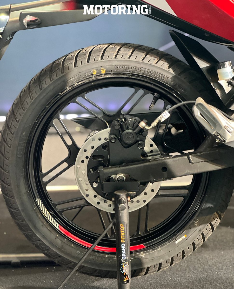 MyMotoringWorld's tweet photo. AVORE has launched the EX2 in India at ₹1,49,999 (ex-showroom). The electric motorcycle offers a claimed 255 km IDC range, a 100 kph top speed, four riding modes and a 7-inch digital display, making it a practical option for everyday riding.

#AVORE #EX2 #ElectricBike #EVNews https://t.co/6B1SAPGbKI