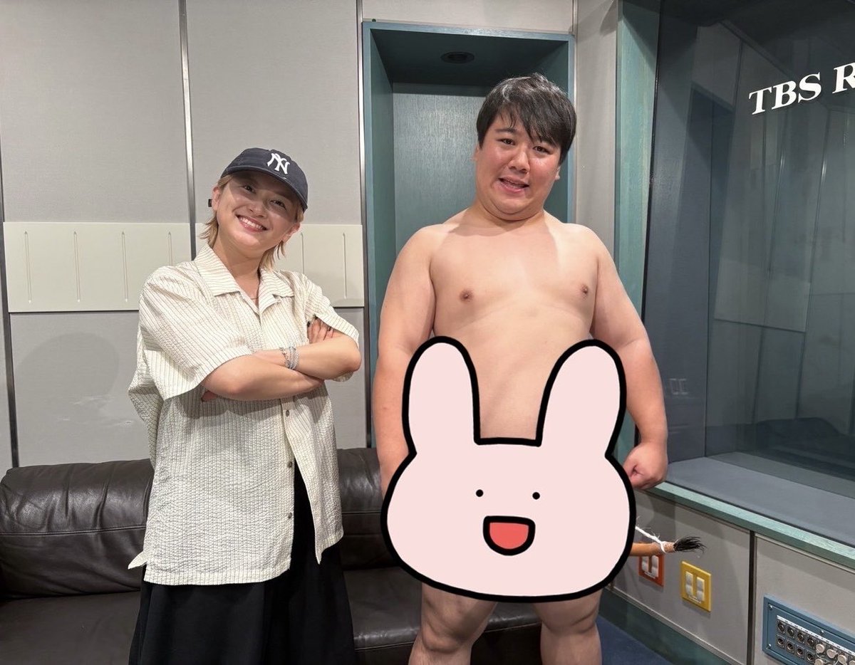tsukiusaradio's tweet photo. 先日、見事に32歳の誕生日を迎えた
ニシちゃん@mouEyo_Nishida 🎉

念願の #コテカ をついにGET🍠
ホントうれしそうだね〜🙌

サーヤが #礼賛 で出演した 情熱の #fujirock 🎤
帰りの居酒屋で遭遇したepにカチンと🤛
#TBSラジオ
#しずてつストア
#ラランド
#ツキウサ
なんとまぁ勇ましい↓↓ https://t.co/K8FvLOmvn0