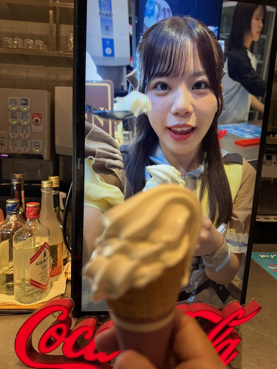 blue_pacific's tweet photo. ロックタウンで初めてソフトクリーム🍦食べたよ
白桃ヨーグルトとバニラのMIX
タイミングよくゆうかちゃんと記念撮影←ソフトクリームにピントが合わないw https://t.co/Q1RDJTrIaY