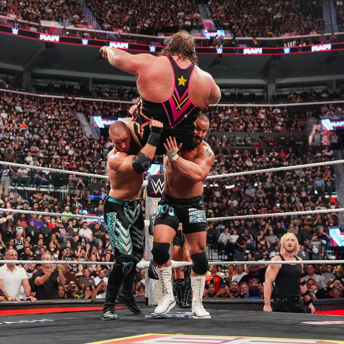 _TheoryUniverse's tweet photo. #WWERaw https://t.co/YhvXEIIuFK