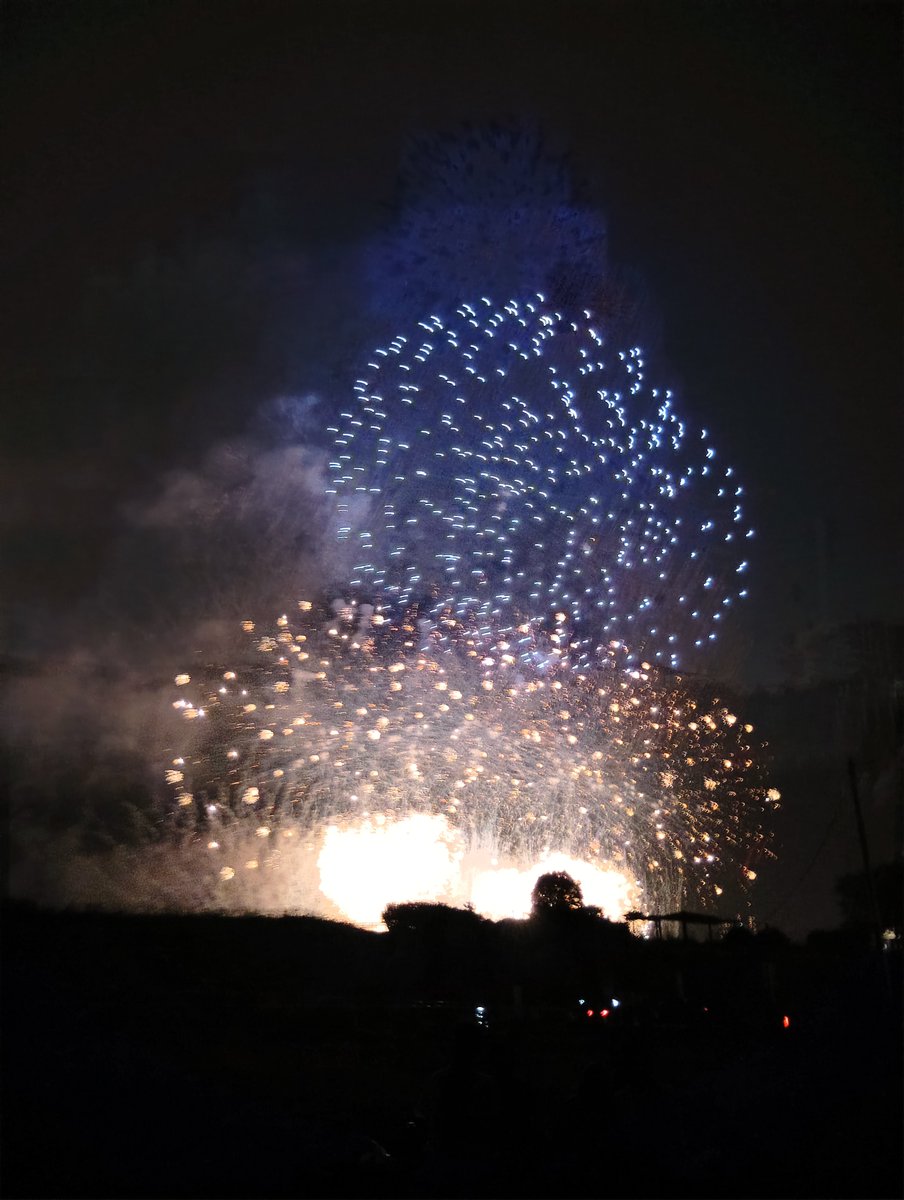 mm_matayoshi2's tweet photo. 初！「葛飾納涼花火大会」
仲嶺と、
燕代表　宍倉さんと
セバスチャン　原田さんと
風穴あけるズ　ノブヨシ日本代表と https://t.co/HHmB9iRbxQ