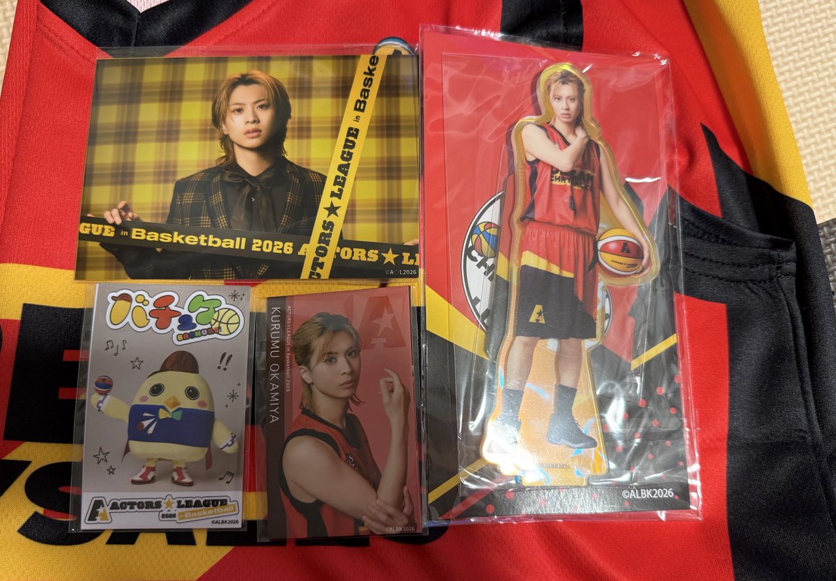 norami0611's tweet photo. アクリグッズ届いた- ̗̀📦 ̖́-
アクスタめっちゃデカイ！！！
ブロマイドとフォトカ並べたサイズよ！
実物まじ大きい✨️
ぷくぷくシールは出なかった😭
長妻怜央さんと来夢くん交換してくれる方いらっしゃいませんかね？💦 https://t.co/9BGSldbt1Y