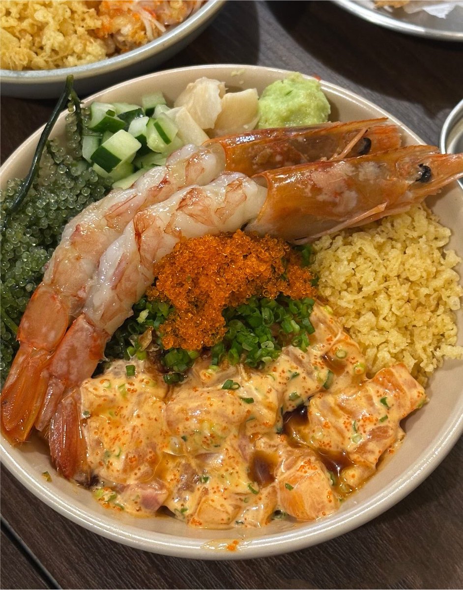 tamjaichunbkk's tweet photo. ไปลองมาละกับ poke bowl ของร้่าน halfie 🐟🦐🍚

คหสต เราชอบนะ น่าจะเป็น poke bowl ที่อร่อยที่สุดในกทมละ (เท่าที่เราเคยลองมานะ) สั่ง size S ไปตอนแรกคิดว่าจะไม่อิ่ม สรุปอิ่ม กำลังพอดี แนะนำซอส halfie OG เผ็ดนัว แล้วเหยาะ น้ำจิ้ม seafood อีกนิด 🤏🏻 แต่ราคาก็คือแรงแหละ https://t.co/A3igvH4TFE
