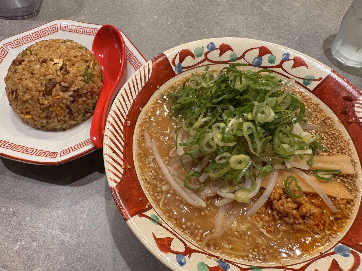 gorinashi4881's tweet photo. べんてん屋　有楽町

ヒカルセット

YouTuberヒカルが出した姫路の味噌ラーメン😊
細麺が特徴。
スープ絡んで美味い❗️ニンニク合う❗️

店着いたら5人待ち。
中々片さないし異様なまでのまったり接客🫠

ラーメン美味しいから残念😢
炒飯は、来来亭っぽく美味しい😋
次来たらテキパキ期待❗️ https://t.co/xwjBYVRbOr