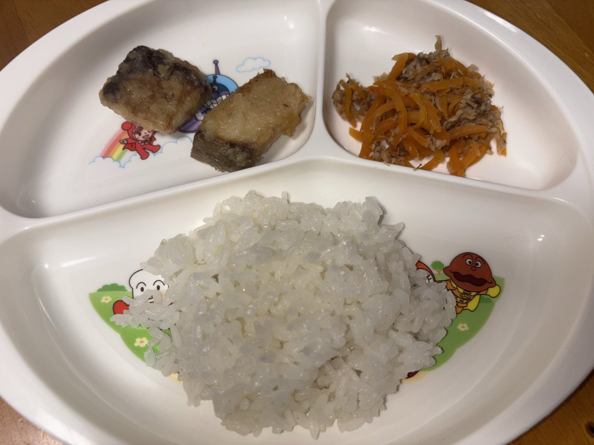 dampapa12's tweet photo. 今日は晩ご飯を作るのをサボって宅食にしてみました！
子供の分も

夏の暑さで仕事終わりクタクタなので少し楽していきます😊
シェフの無添つくりおき
・にんじんしりしり
・ヘルシー麻婆こんにゃく
・さっぱりみぞれをかけたブリの竜田揚げ

1番美味しかったのは
ヘルシー麻婆こんにゃく https://t.co/JK1LD6SQTN