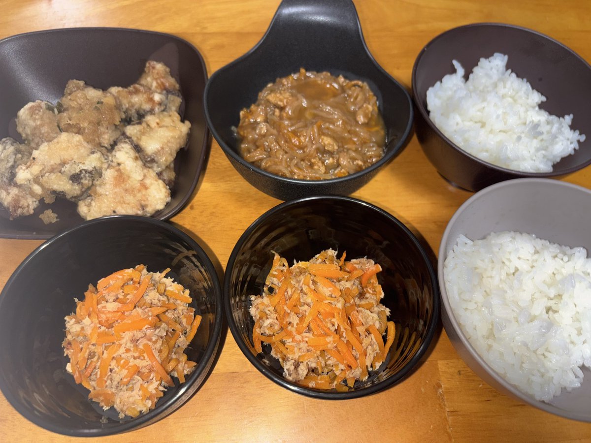 dampapa12's tweet photo. 今日は晩ご飯を作るのをサボって宅食にしてみました！
子供の分も

夏の暑さで仕事終わりクタクタなので少し楽していきます😊
シェフの無添つくりおき
・にんじんしりしり
・ヘルシー麻婆こんにゃく
・さっぱりみぞれをかけたブリの竜田揚げ

1番美味しかったのは
ヘルシー麻婆こんにゃく https://t.co/JK1LD6SQTN