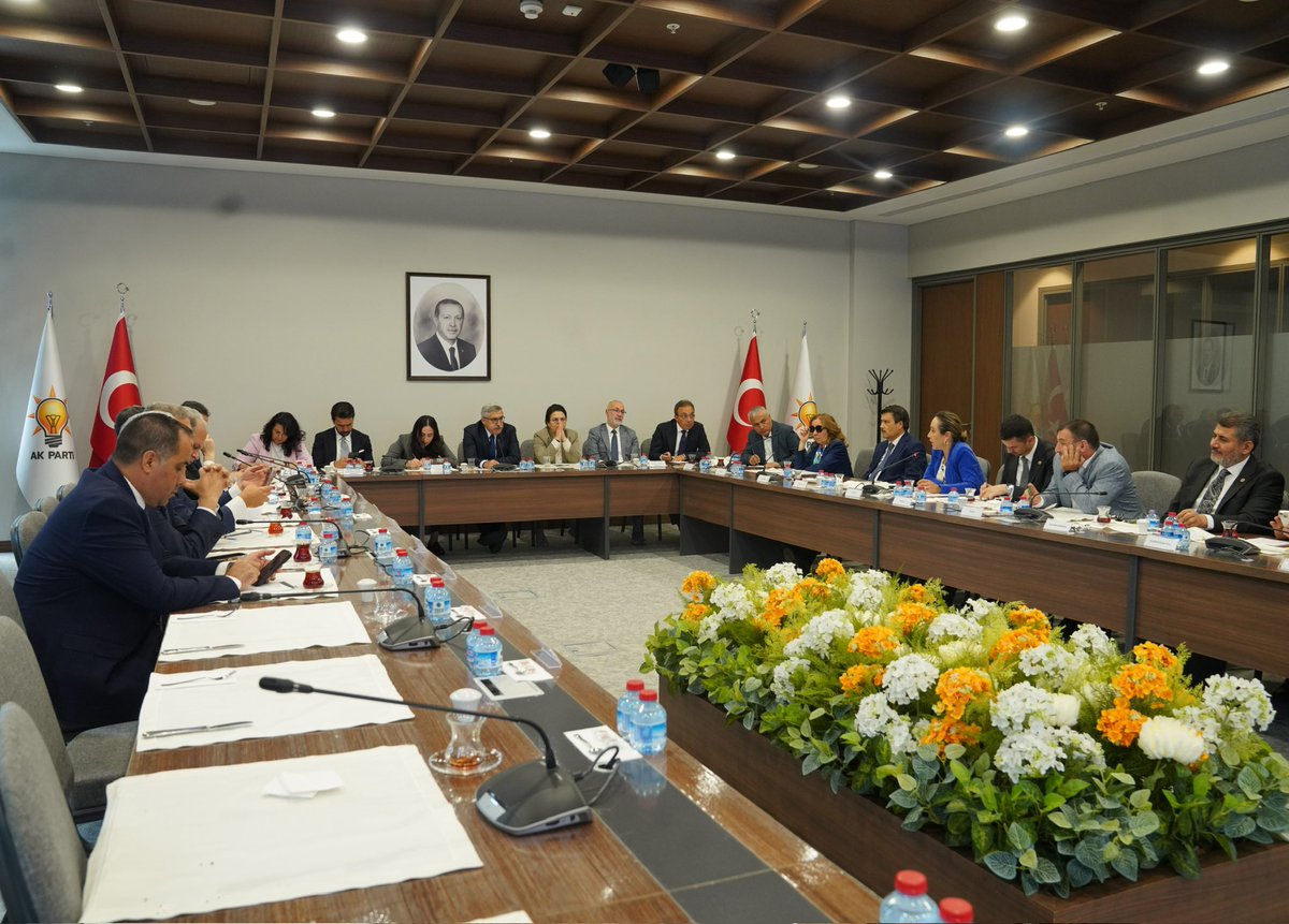 farukaytek's tweet photo. ❝AK Parti; medeniyetimizin köklü mirasını kültürle yaşatan, sanatla geleceğe taşıyan büyük yürüyüşün adıdır.❞

Genel Başkan Yardımcımız ve Kültür ve Sanat Politikaları Başkanımız Sayın Hüseyin Yayman’ın başkanlığında, Akdeniz Bölgesi milletvekillerimizle istişare ve değerlendirme toplantımızı gerçekleştirdik.

Bölgemizin kültür ve sanat alanındaki çalışmalarını, önümüzdeki döneme ilişkin hedeflerimizi ve Türkiye Yüzyılı vizyonumuza katkı sağlayacak projelerimizi kapsamlı şekilde değerlendirdik.

İstişareyi esas alan anlayışımızla, medeniyet değerlerimizi kültür ve sanat politikalarımızla daha da güçlendirerek Türkiye Yüzyılı’nı hep birlikte inşa etmeye devam edeceğiz.

📍AK Parti Genel Merkezi