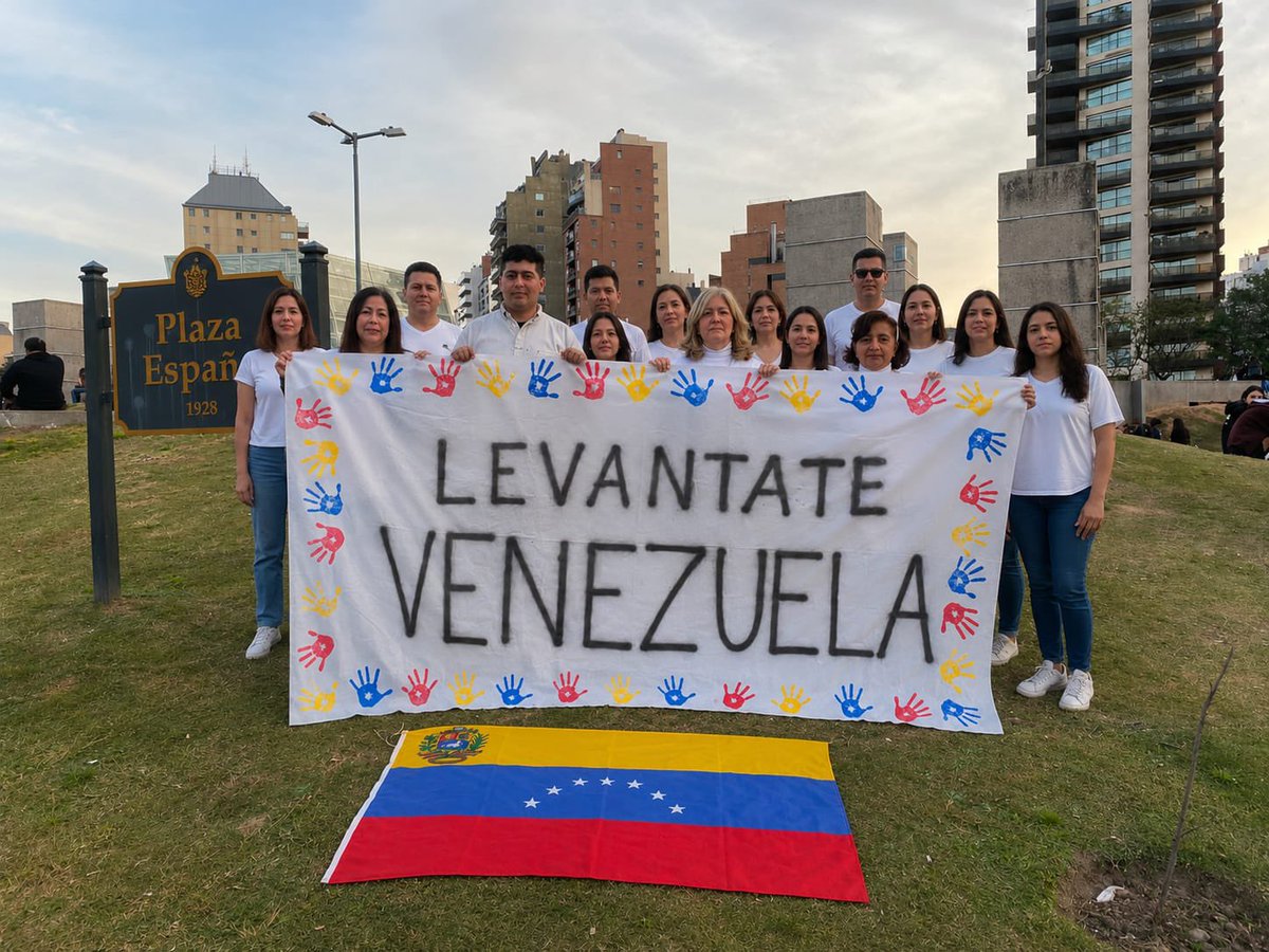 convzlaarg's tweet photo. 🇦🇷 ¡CÓRDOBA GRITA LEVÁNTATE VENEZUELA! 🇻🇪

Desde las ruinas que nos ha dejado todos estos años de desidia y abandono, nos levantaremos JUNTOS.

Porque lo más importante es que NOS TENEMOS y estamos listos para hacer resurgir nuestro tricolor.

#LevantemosVenezuela🇻🇪 https://t.co/Px9r0xiKti