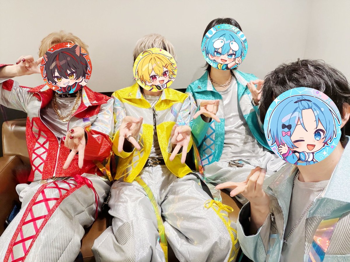 yanato_desu's tweet photo. 🌊うぃあすに2 in zepp横浜 2日目夜公演🌃✨

POP組で仲良く写真撮ったよ～！📸
夜公演は猫耳なとさん降臨にゃ😽

横浜本当に最高だった！ありがとう！
また会おうね～！！！！
次は名古屋かますぞ～！！！

#うぃあすに２ https://t.co/bGWaIevv4N
