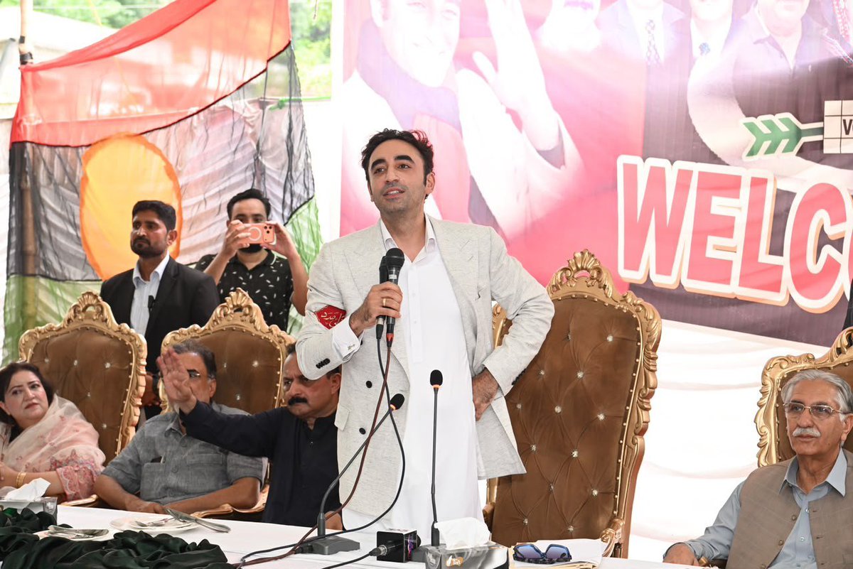 TeamPS_61's tweet photo. مظفرآباد کی سرزمین پر پاکستان پیپلزپارٹی کے چیئرمین بلاول بھٹو زرداری کا شاندار عوامی استقبال۔ کوٹلا وادی میں کارکنان کا جوش و جذبہ اس بات کا ثبوت ہے کہ کشمیر میں تیر ہی کامیابی کی علامت بنے گا۔ 
@BBhuttoZardari #کشمیر_پہ_ڈاکہ_نامنظور https://t.co/JfdpKhLYZ1
