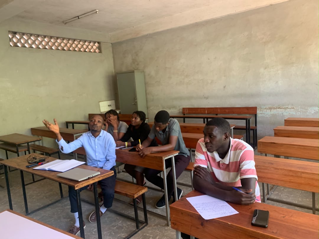 CEPID_Burundi's tweet photo. Dans le cadre du partenariat entre l’Université du Burundi et le Centre pour la Promotion de l’Information, CEPID, l’animation du club de journalisme pour cette année académique entame sa troisième étape. 1/3 https://t.co/G6IaQ2P57D